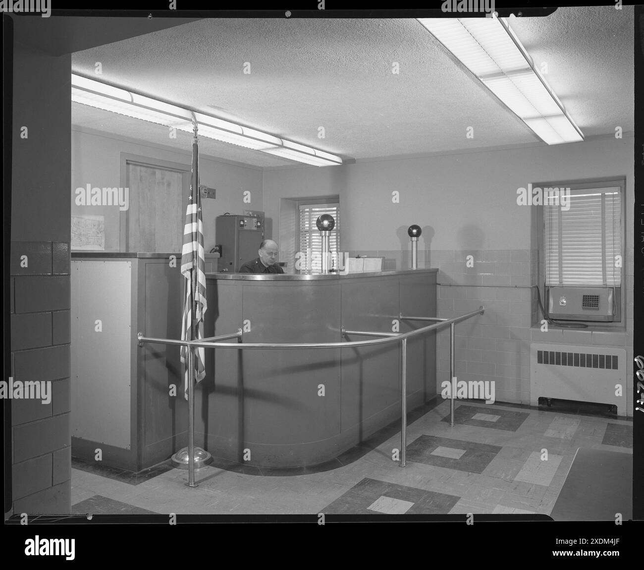 Hôtel de village, Garden City, long Island. Pupitre de police. Collection Gottscho-Schleisner Banque D'Images