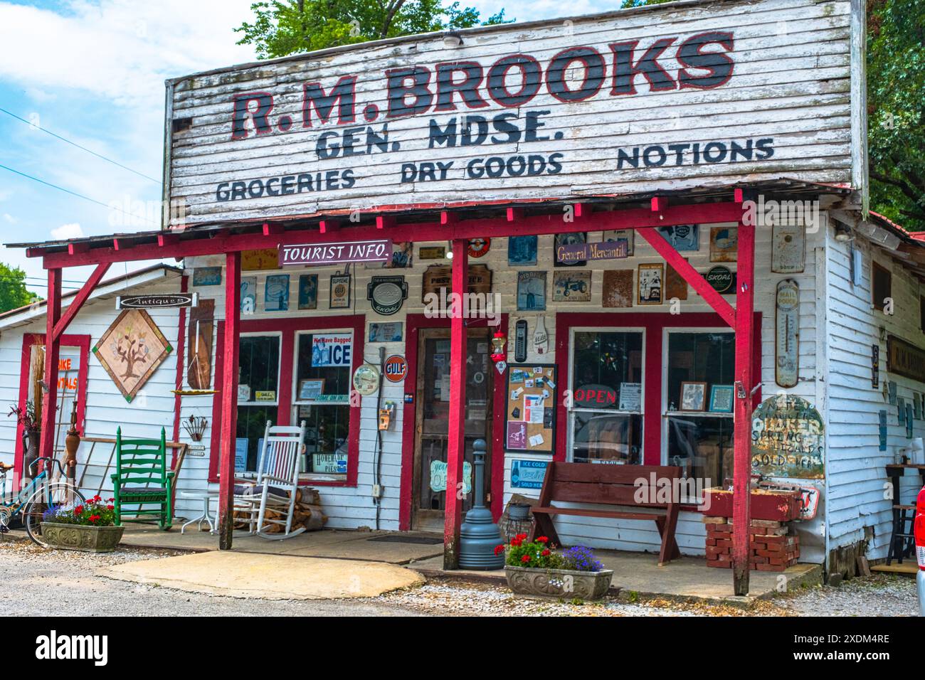 Rugby, Tennessee, États-Unis - 29 juillet 2023 : R M Brooks General Store a été créé en 1917 et est un grand magasin pour les marchandises de temps anciens. Banque D'Images