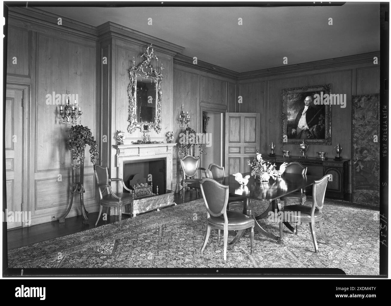 William R. Coe, résidence, River House, New York. Salle à manger, à la cheminée. Collection Gottscho-Schleisner Banque D'Images