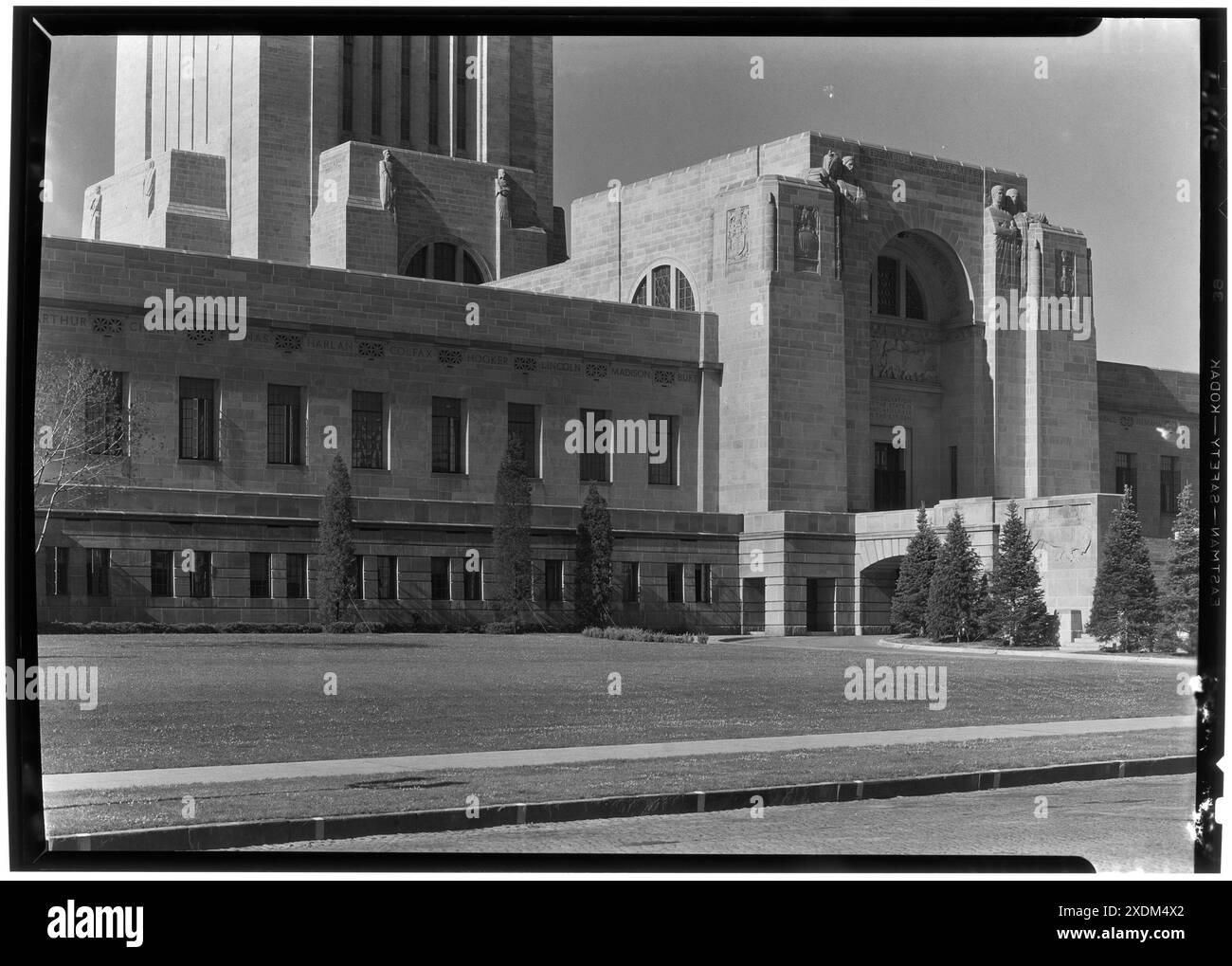 Nebraska State Capitol, Lincoln, Nebraska. Marches d'entrée à la base de la tour. Collection Gottscho-Schleisner Banque D'Images Nebraska State Capitol, Lincoln, Nebraska. Marches d'entrée à la base de la tour. Collection Gottscho-Schleisner Banque D'Images