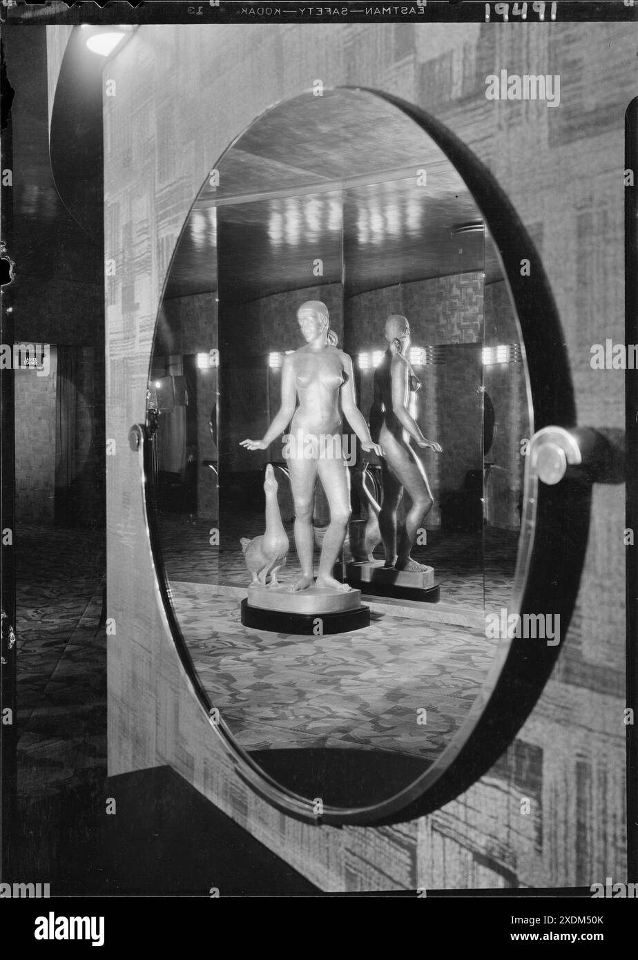 International Music Hall, Radio City, New York, New York. Fille d'oie réfléchie dans un miroir ovale. Collection Gottscho-Schleisner Banque D'Images