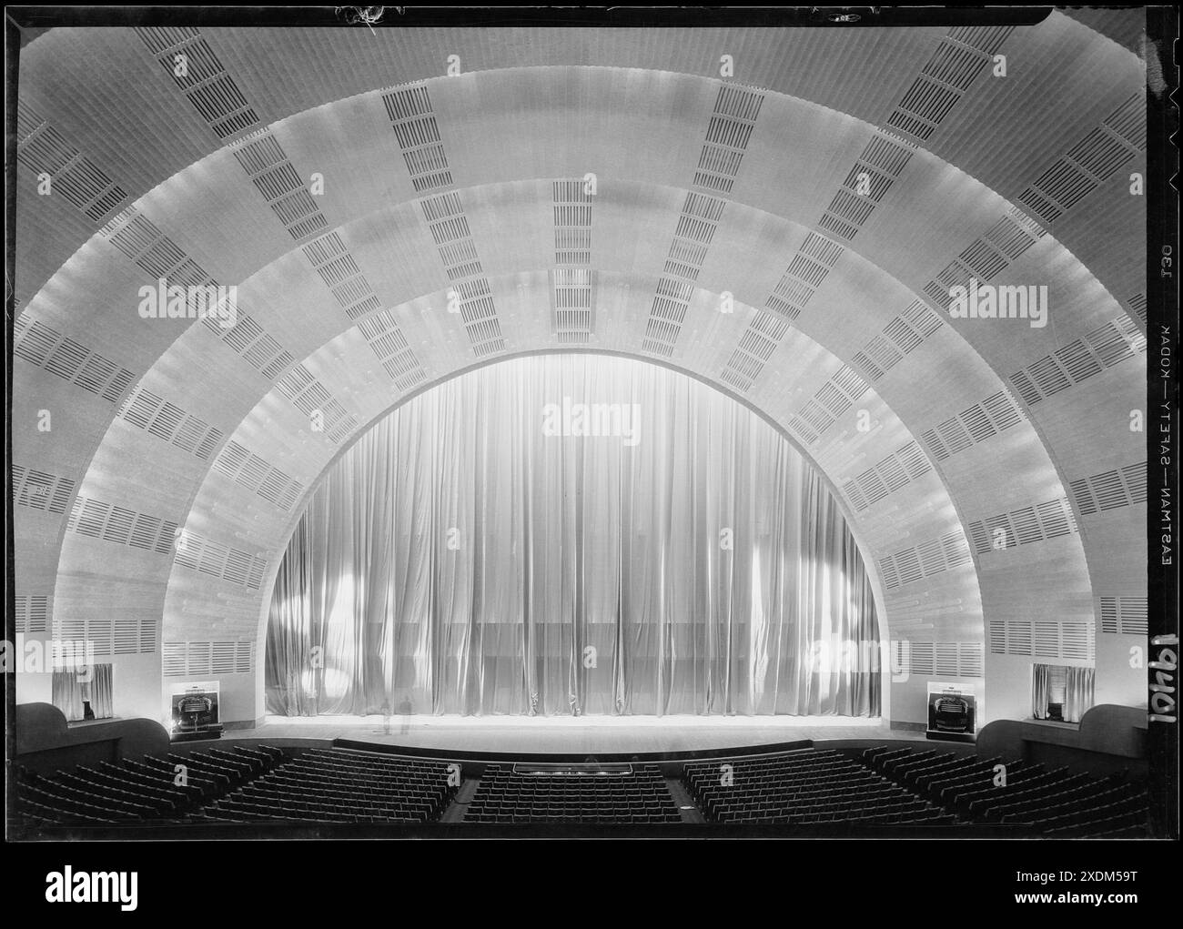 International Music Hall, Radio City, New York. Maison avec rideau vers le bas, de l'orchestre principal. Collection Gottscho-Schleisner Banque D'Images
