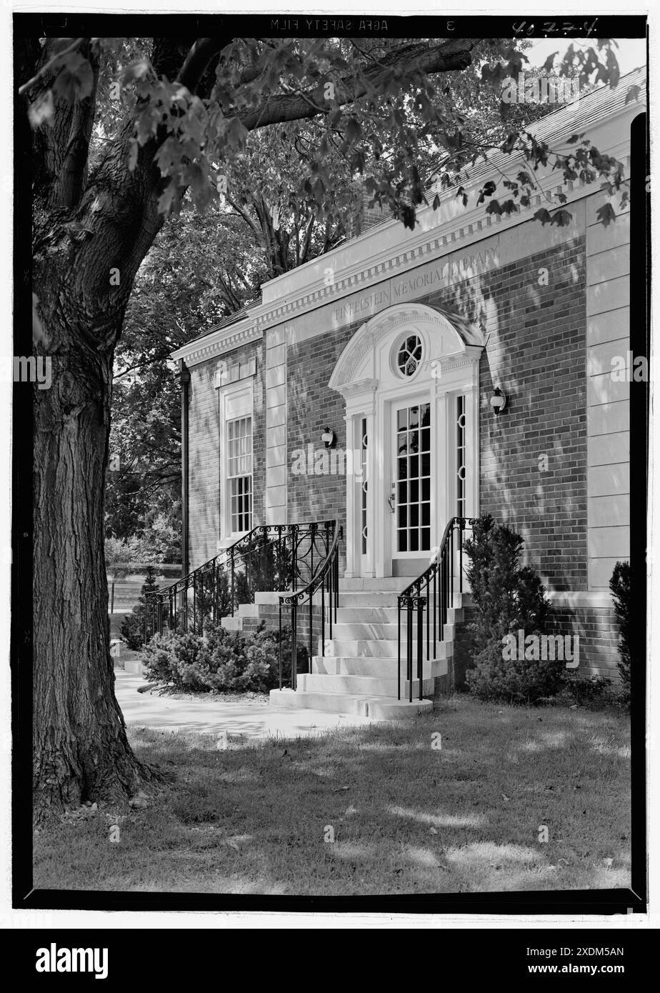 Bibliothèque commémorative Finkelstein, Spring Valley, New York. Détail de l'entrée. Collection Gottscho-Schleisner Banque D'Images