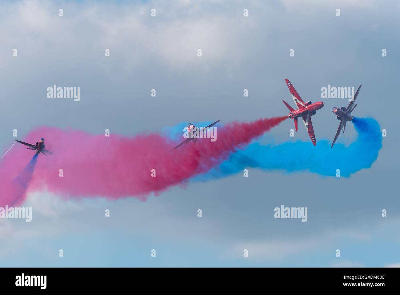 Aérodrome de Sywell, Northamptonshire, Royaume-Uni. 23 juin 2024. Le Sywell Airshow est un nouvel événement sur le calendrier du salon aéronautique et a été conclu par l'équipe d'affichage des flèches rouges de la RAF. Manœuvre de rupture dynamique Banque D'Images