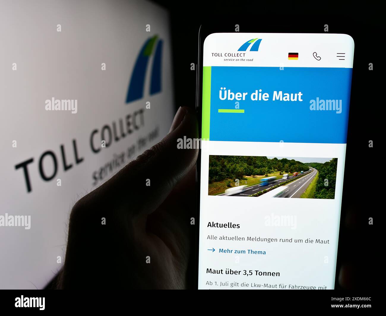 Personne tenant le téléphone portable avec la page Web de la société allemande de système de péage autobahn Toll Collect GmbH avec le logo. Concentrez-vous sur le centre de l'écran du téléphone. Banque D'Images