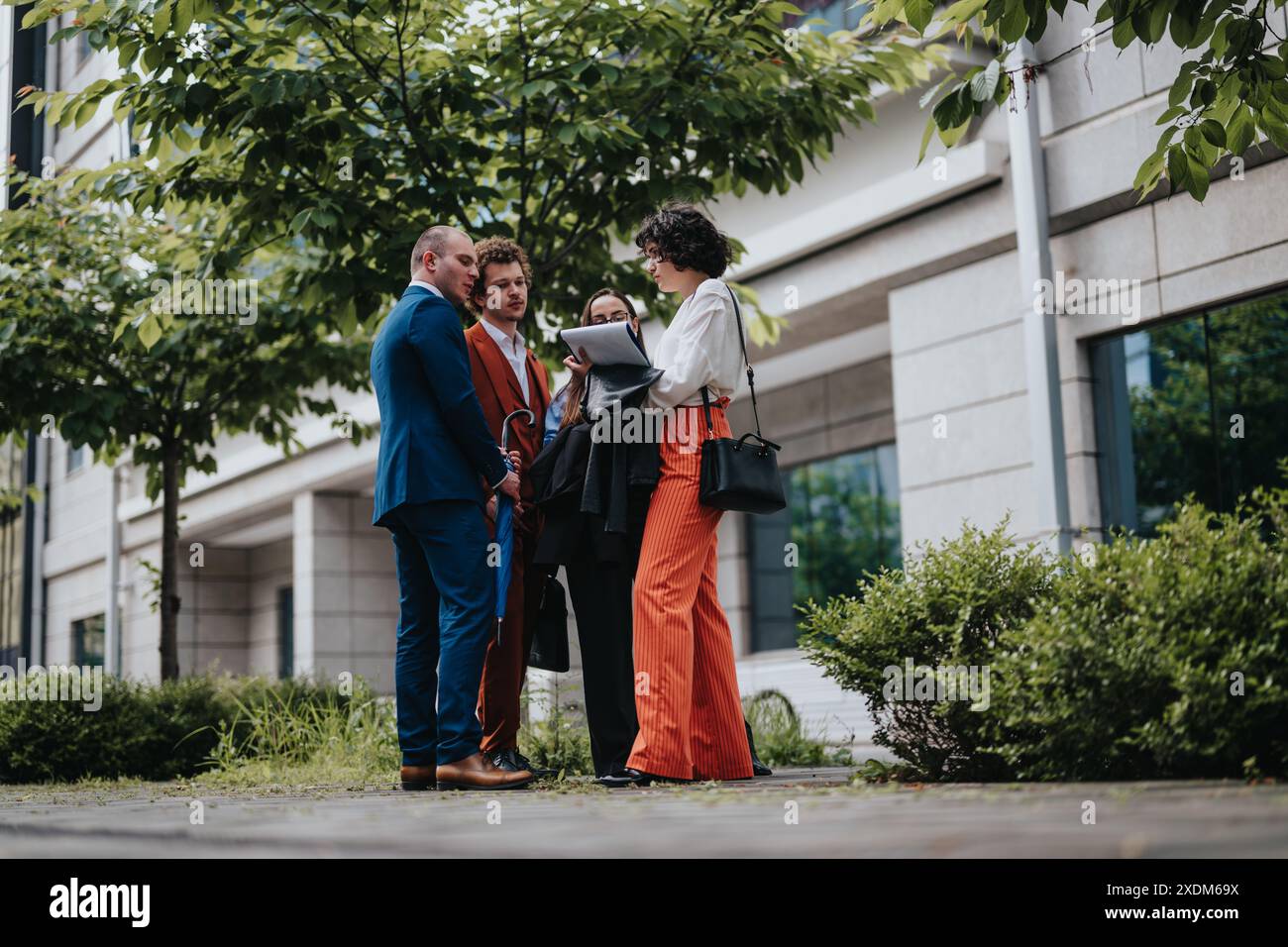 Réunion d'affaires en plein air avec l'équipe de brainstorming collaboratif pour des idées de projet Banque D'Images
