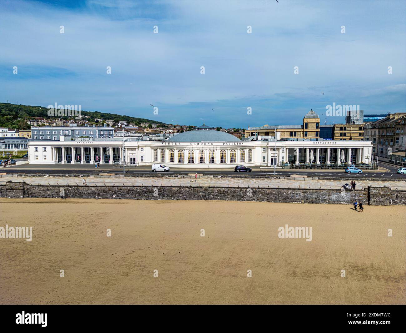 Prise de vue aérienne par drone de la face avant de l'historique Winter Gardens Pavillion à Weston-super-Mare, North Somerset. Montrant l'architecture néo-géorgienne. Banque D'Images