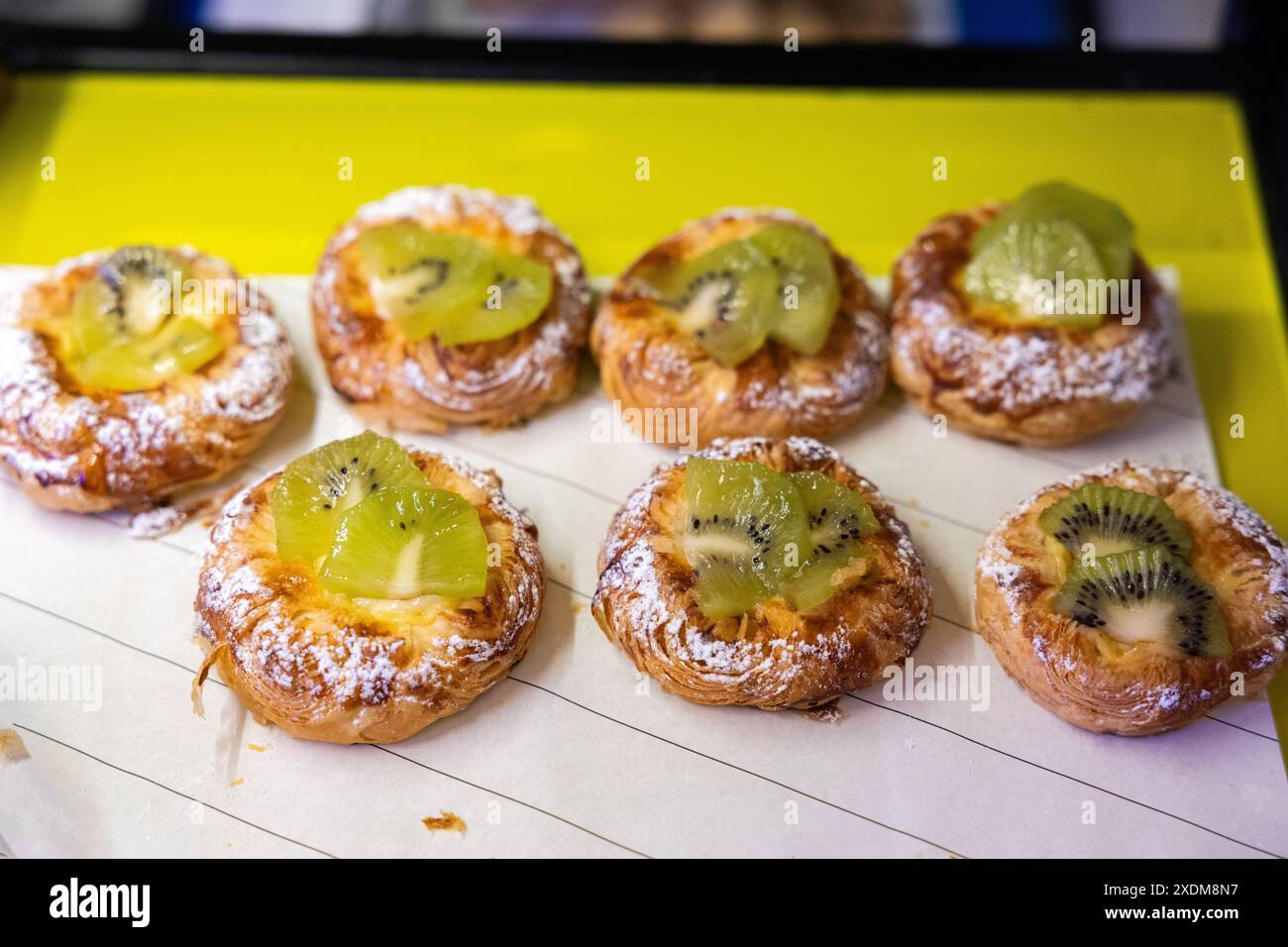 Pâtisseries danoises glacées au kiwi avec glaçage et sucre en poudre, pâtisseries danoises au kiwi pour collation Banque D'Images
