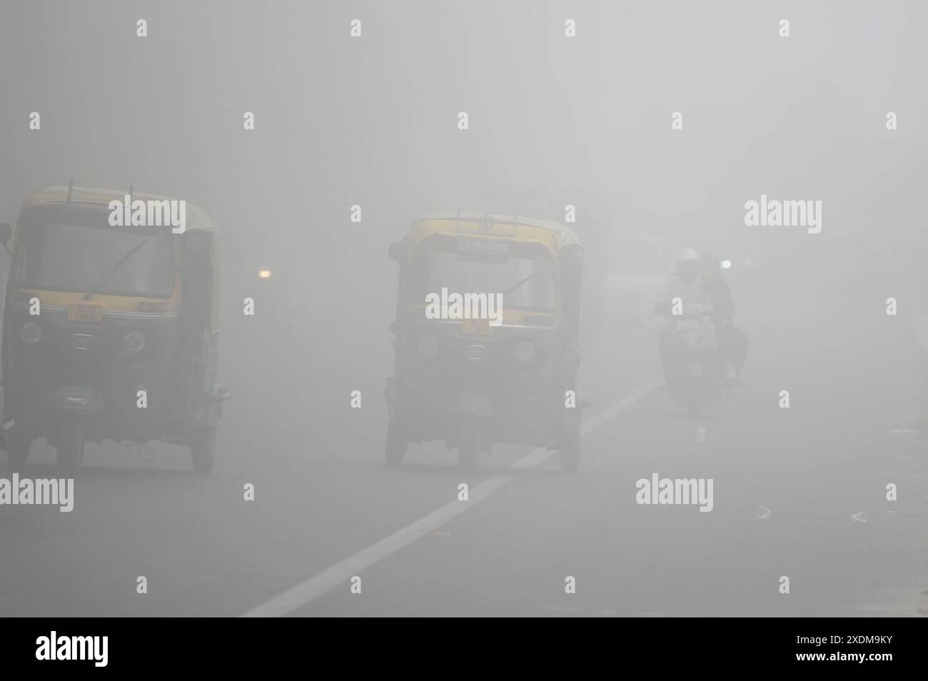 NEW DELHI, INDE - 23 JUIN : véhicules se déplaçant pendant la tempête de poussière à Gandhi Nagar, dans l'après-midi, le 23 juin 2024 à New Delhi, Inde. (Photo de Salman Ali/Hindustan Times/Sipa USA ) Banque D'Images