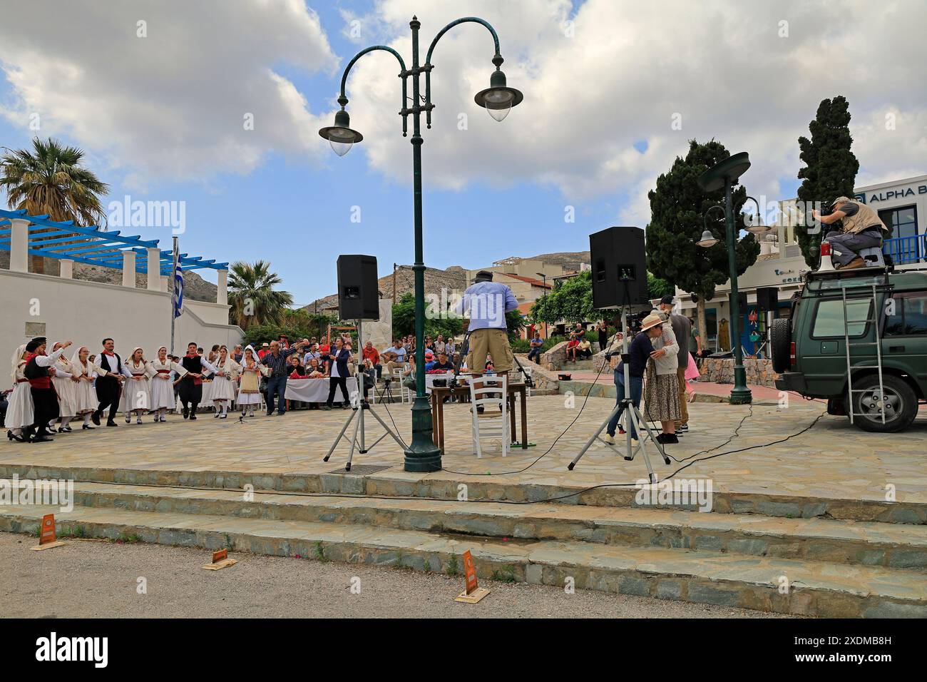 Île de Tilos, Dodécanèse. Scènes du tournage d'une émission de télévision sur la danse grecque qui sera diffusée en 2024. Prise en juin 2024. Banque D'Images