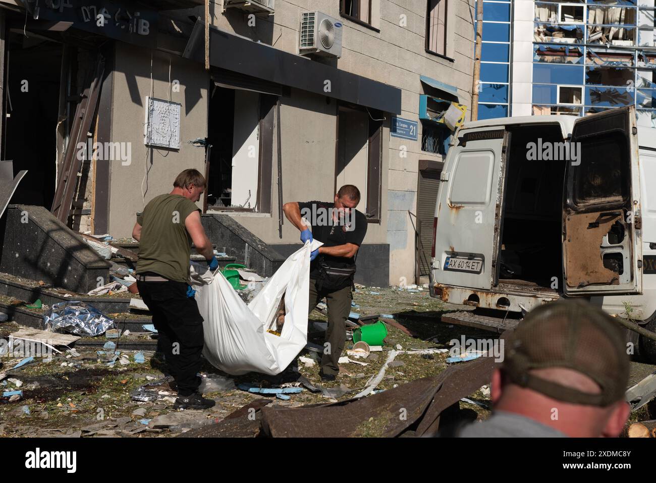 Attaque russe à la bombe planante sur la zone résidentielle de Kharkiv le 22 juin 2024 Banque D'Images