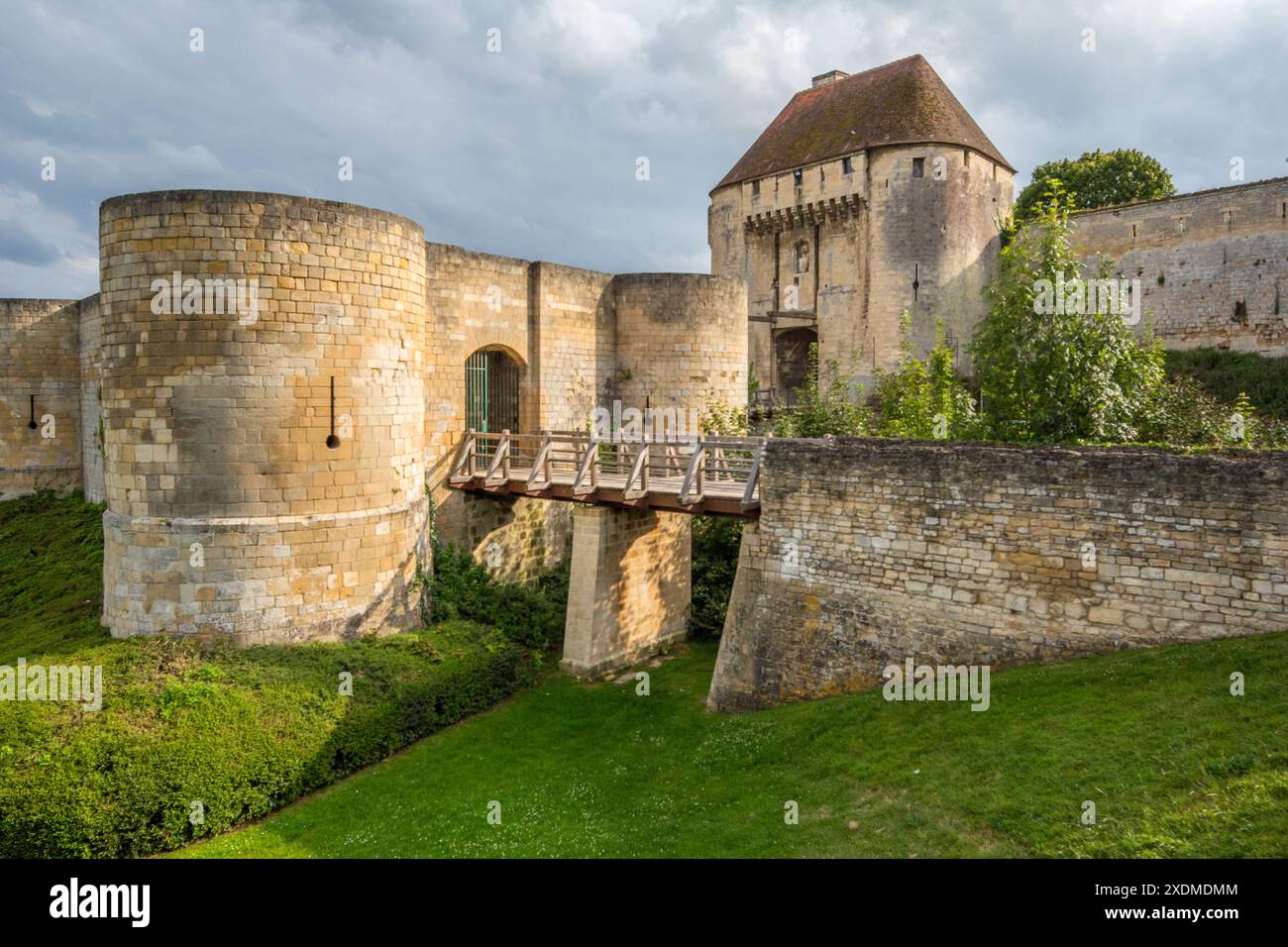 Une vue enchanteresse sur le château historique de Caen en Normandie, France, avec l'église Saint-Pierre en arrière-plan, mettant en valeur l'architecture médiévale. Banque D'Images