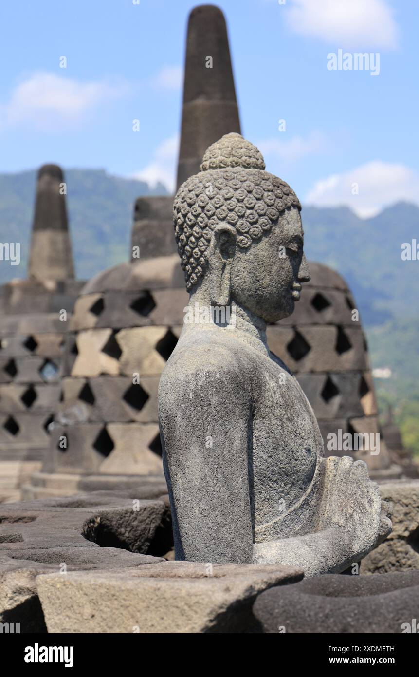 La majestueuse statue de Bouddha du Stupa ouvert du temple Borobudur Banque D'Images