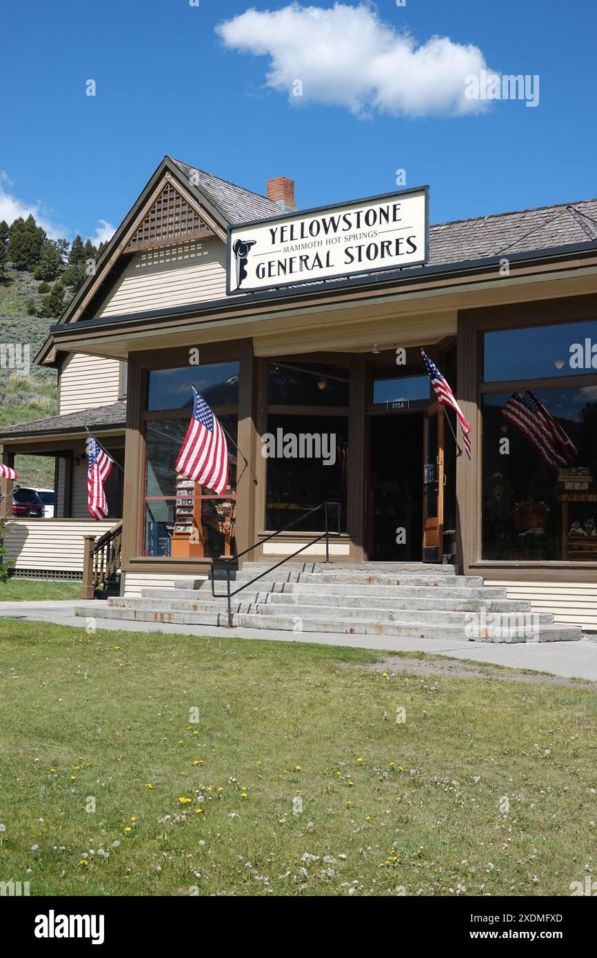 Visiteurs et touristes au magasin général Yellowstone dans les sources chaudes de Mammoth. Parc national de Yellowstone. Wyoming, États-Unis Banque D'Images