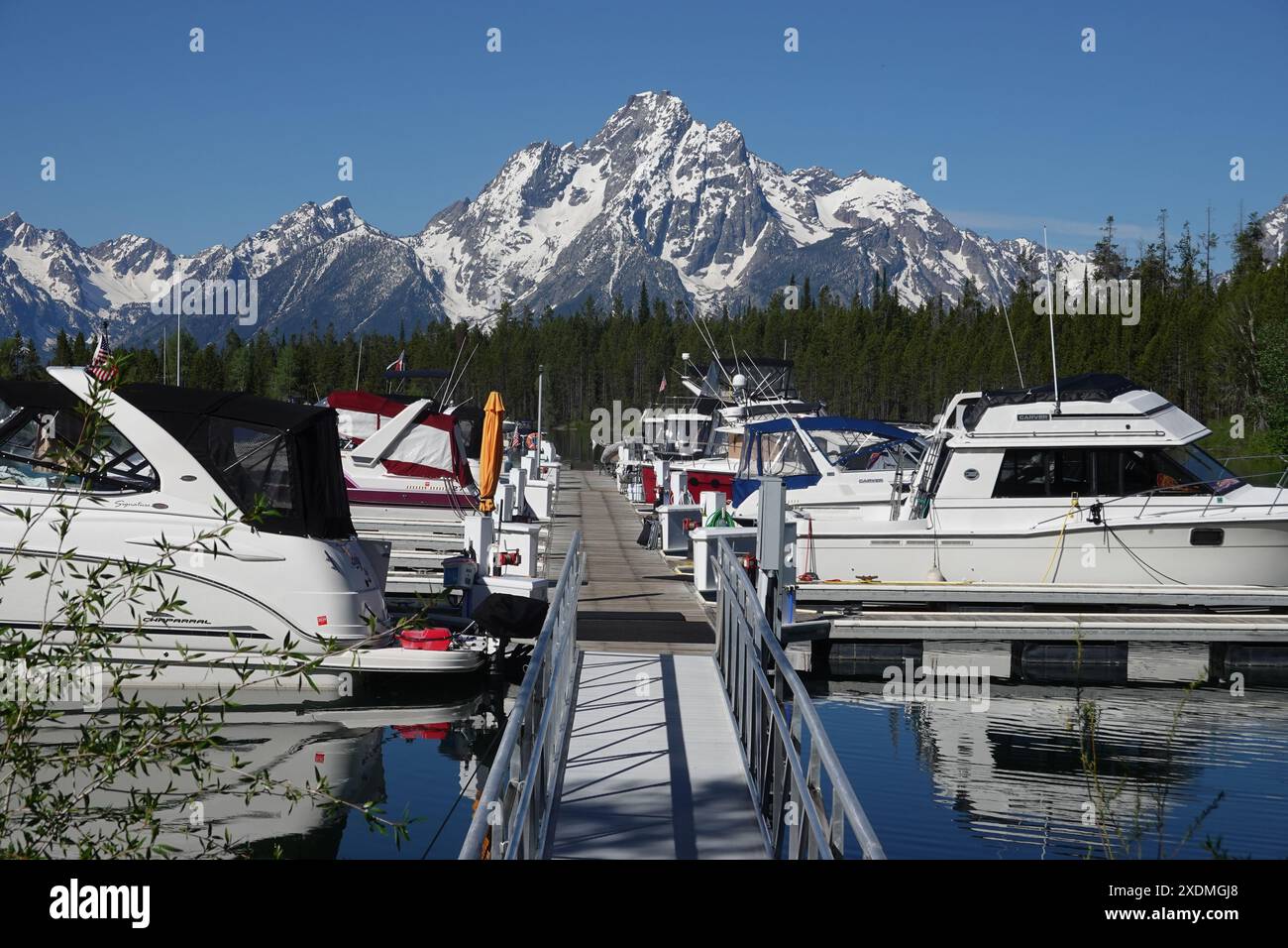 Colter Bay Village Marina quai de bateau sur Jackson Lake avec les montagnes enneigées de Grand Teton en arrière-plan dans le parc national de Grand Teton , Wyoming Banque D'Images