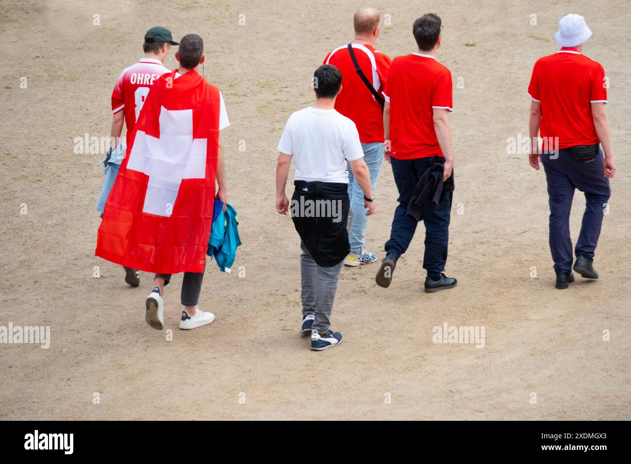 Fans de football, spectateurs, supporters dans les drapeaux colorés de l'Allemagne et de la Suisse près du stade avant le match de Championnat d'Europe Euro 2024, Francfort- Banque D'Images