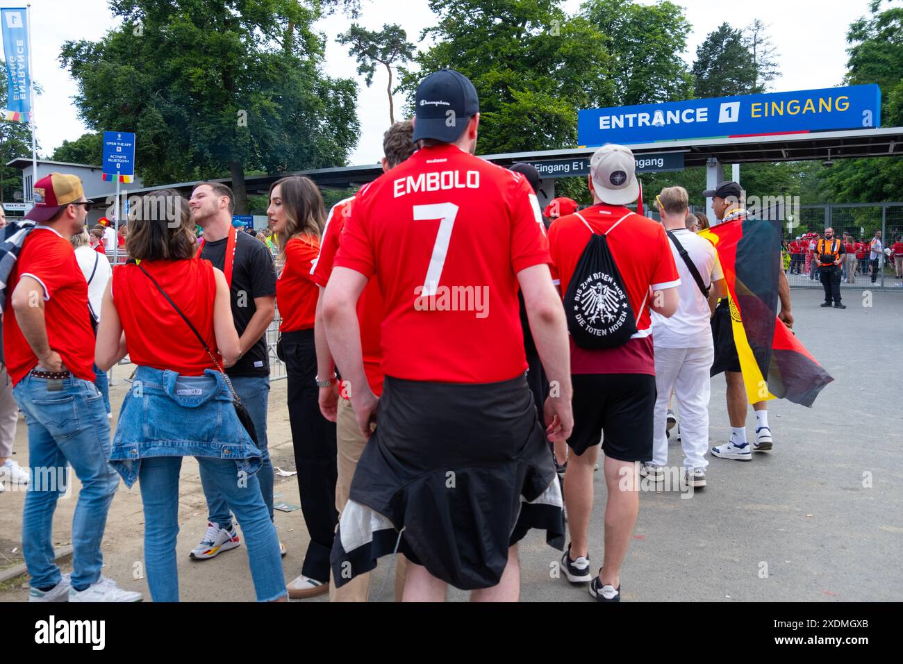 Fans de football, spectateurs, supporters dans les drapeaux colorés de l'Allemagne et de la Suisse près du stade avant le match de Championnat d'Europe Euro 2024, Francfort- Banque D'Images