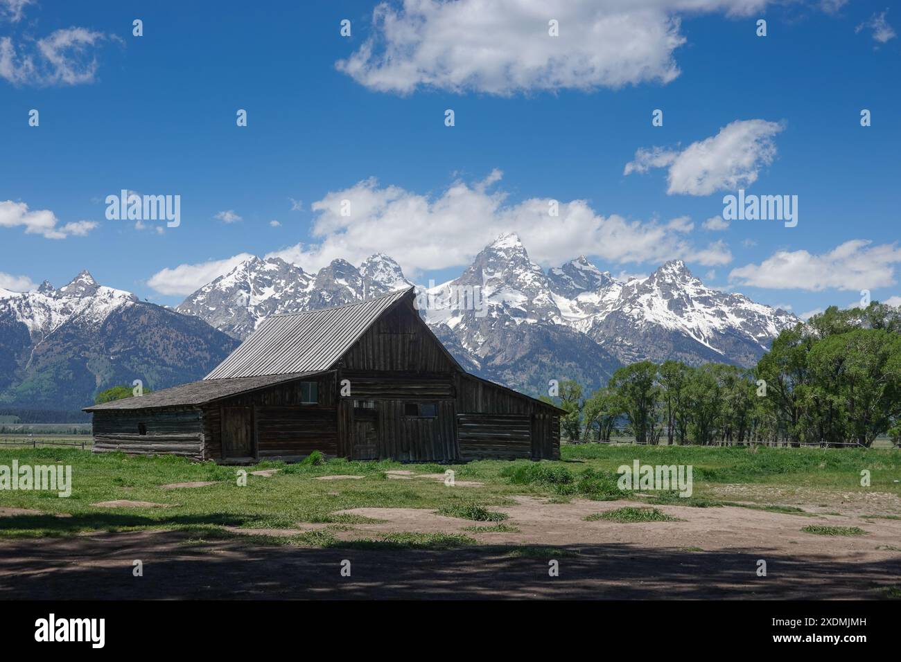 T.A. Moulton Barn dans le district historique de Mormon Row du comté de Teton. Wyoming, États-Unis . Avec les grands Tetons en arrière-plan Banque D'Images