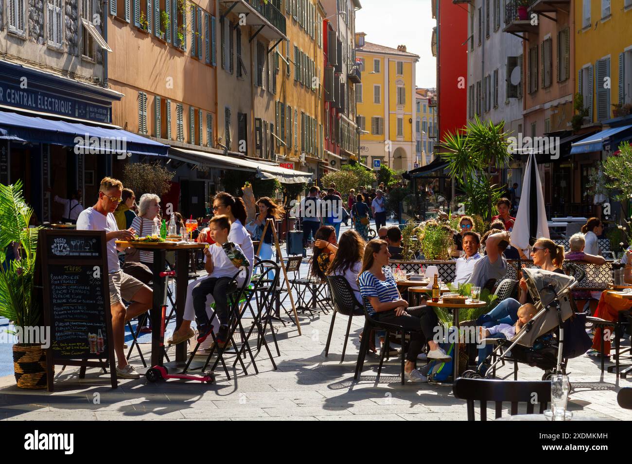 Restaurant terrasse touristique été sur la Côte d'Azur Banque D'Images