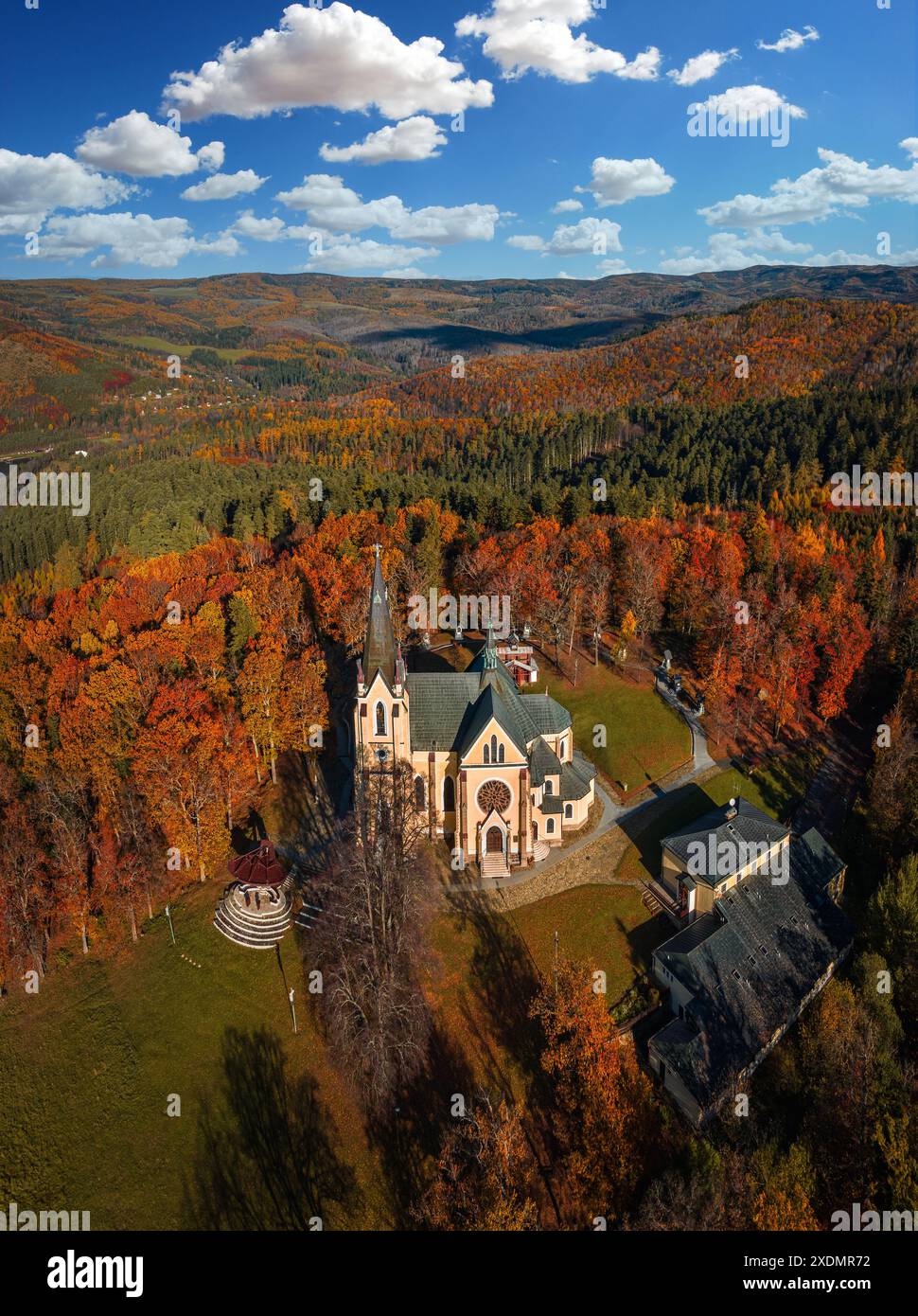Levoca, Slovaquie - vue aérienne de la Basilique de la Visitation de la Bienheureuse Vierge Marie par un jour d'automne ensoleillé avec un feuillage d'automne coloré par le Haut Banque D'Images