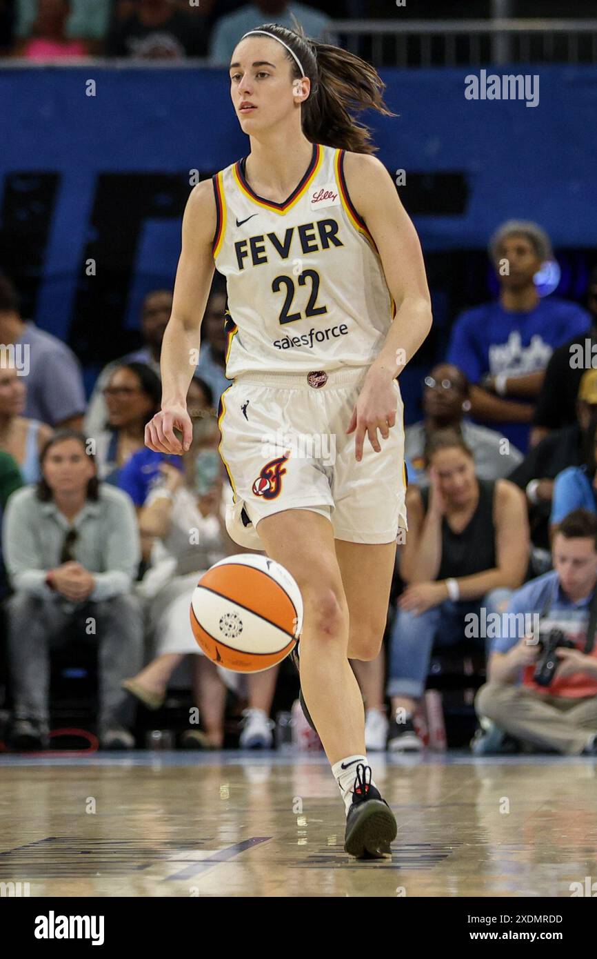 Chicago, États-Unis. 23 juin 2024. Chicago, USA, 23 juin 2024 : Caitlin Clark (22 Indiana Fever) fait monter la balle sur le terrain pendant le match entre le Chicago Sky et Indiana Fever le dimanche 23 juin 2024 à Wintrust Arena, Chicago, USA. (PAS D'USAGE COMMERCIAL) (Shaina Benhiyoun/SPP) crédit : SPP Sport Press photo. /Alamy Live News Banque D'Images