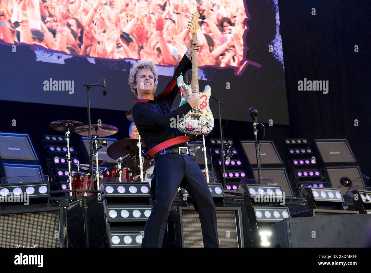 Newport, Royaume-Uni. 23 juin 2024. Le guitariste et chanteur Billie Joe Armstrong se produit en concert avec le groupe punk américain Green Day au Festival de l'île de Wight. Crédit : SOPA images Limited/Alamy Live News Banque D'Images