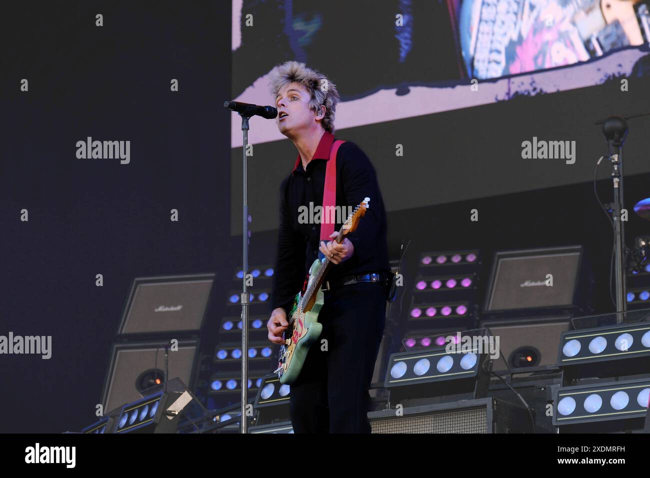 Newport, Royaume-Uni. 23 juin 2024. Le guitariste et chanteur Billie Joe Armstrong se produit en concert avec le groupe punk américain Green Day au Festival de l'île de Wight. Crédit : SOPA images Limited/Alamy Live News Banque D'Images