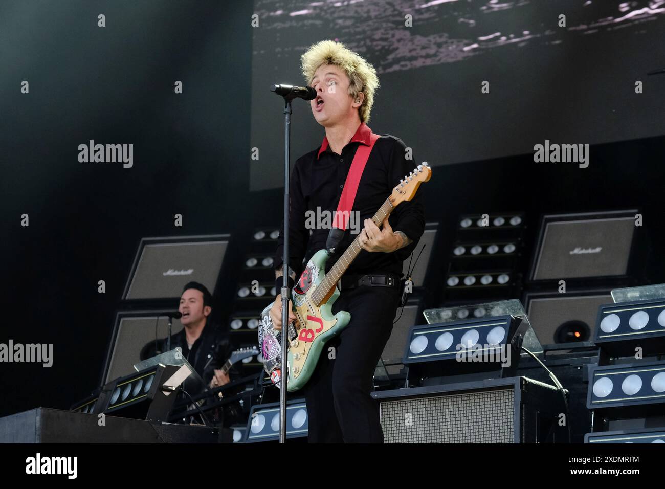 Newport, Royaume-Uni. 23 juin 2024. Le guitariste et chanteur Billie Joe Armstrong se produit en concert avec le groupe punk américain Green Day au Festival de l'île de Wight. Crédit : SOPA images Limited/Alamy Live News Banque D'Images