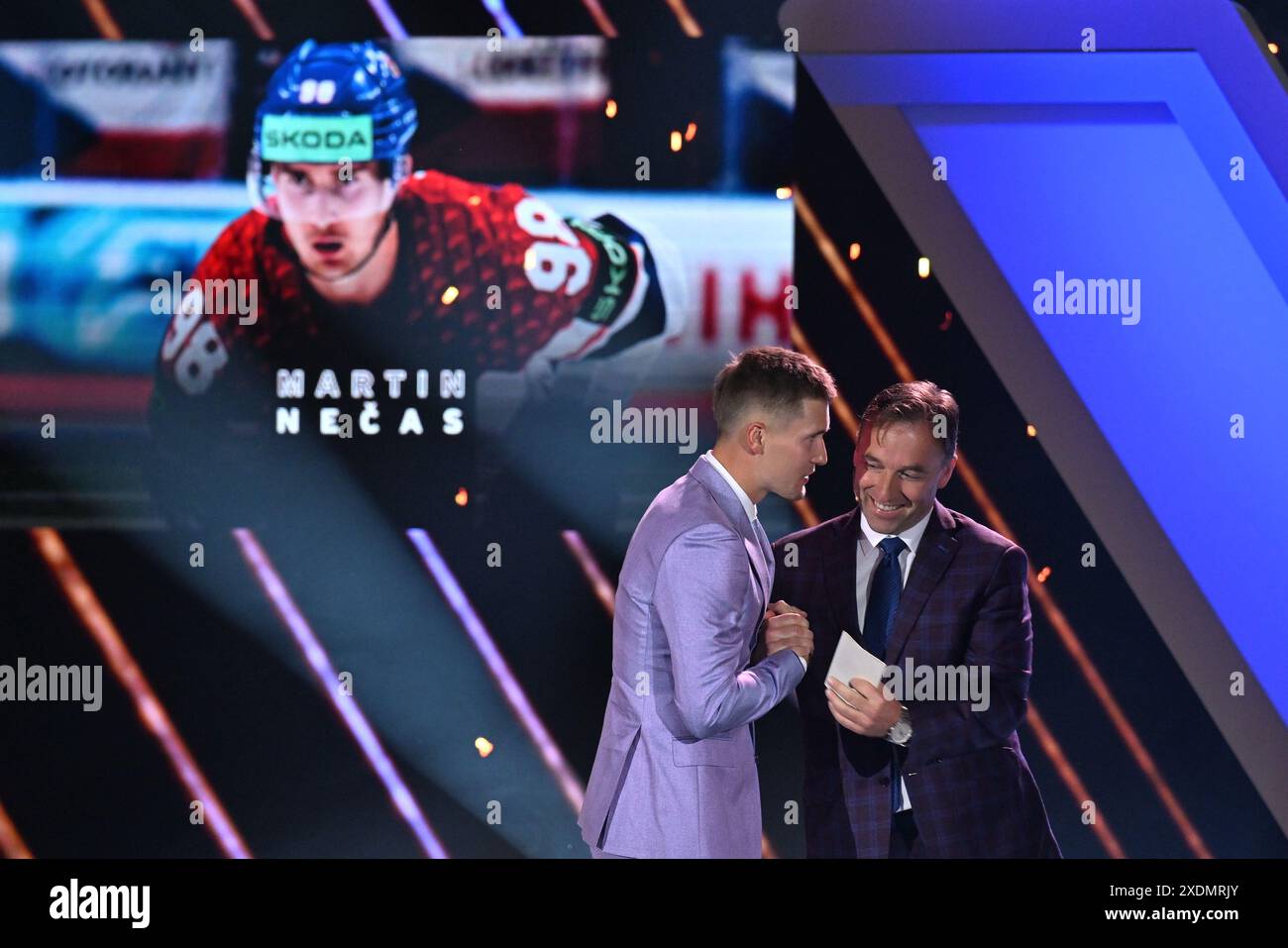 Prague, République tchèque. 23 juin 2024. La soirée de gala pour remettre le prix Golden Stick au meilleur joueur tchèque de hockey sur glace de la saison passée a eu lieu à Prague, en République tchèque, le 23 juin 2024. Sur la photo aer a vu (G-d) Martin Necas (3ème place) et l'ancien gardien Milan Hnilicka. Crédit : Michaela Rihova/CTK photo/Alamy Live News Banque D'Images