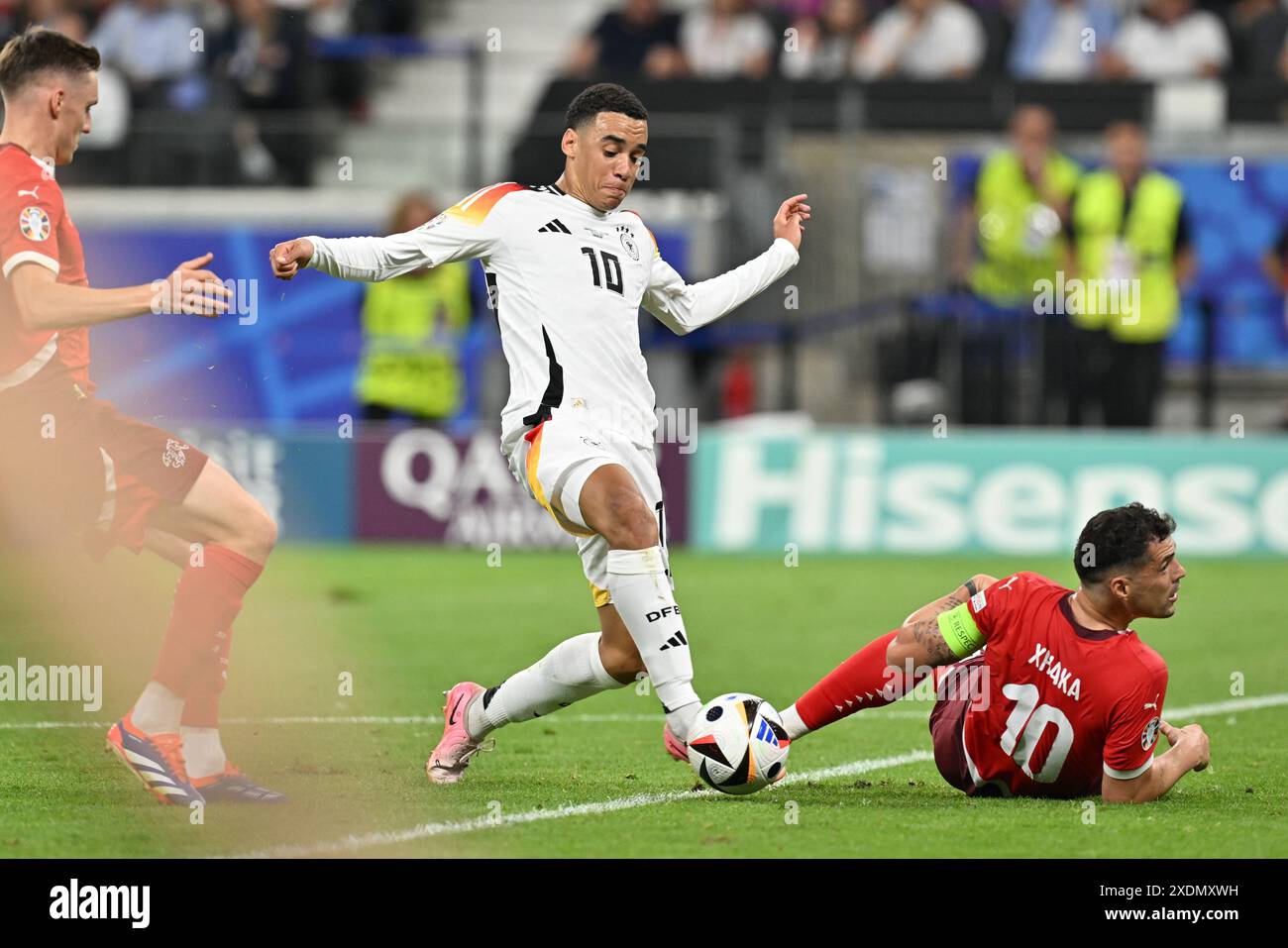 Francfort, Allemagne. 23 juin 2024. Jamal Musiala (10 ans) d'Allemagne photographié en duel avec granit Xhaka (10 ans) de Suisse lors d'un match de football entre les équipes nationales de Suisse et d'Allemagne lors de la troisième journée du groupe A dans la phase de groupes du tournoi UEFA Euro 2024, le dimanche 23 juin 2024 à Francfort, Allemagne . Crédit : Sportpix/Alamy Live News Banque D'Images