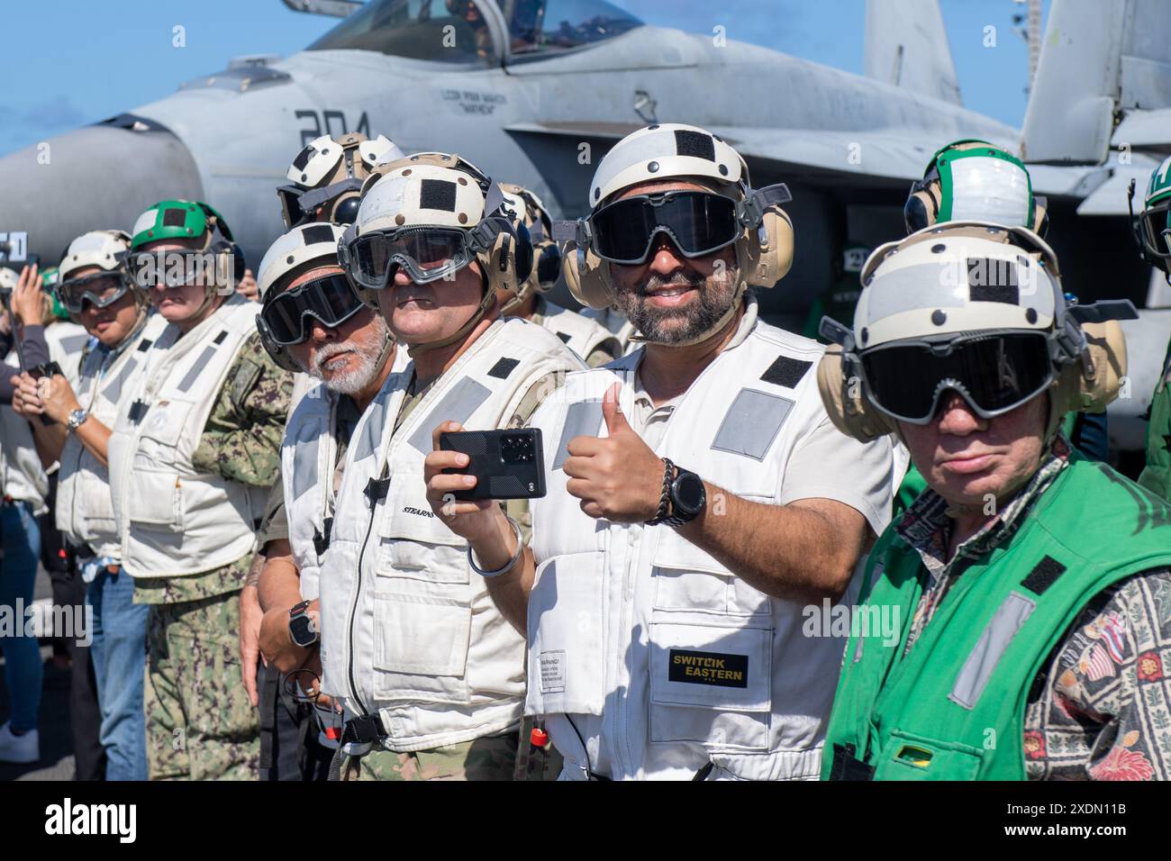(23 juin 2024) des représentants de la Chambre de commerce de Guam et des dirigeants militaires observent des opérations aériennes sur le pont d’envol du seul porte-avions déployé à l’avant de la marine américaine, USS Ronald Reagan (CVN 76), lors d’une tournée dans l’océan Pacifique Nord, le 23 juin. Ronald Reagan, le navire amiral du Carrier Strike Group 5, fournit une force prête au combat qui protège et défend les États-Unis et soutient les alliances, les partenariats et les intérêts maritimes collectifs dans la région Indo-Pacifique. (Photo de l'US Navy par Kazia Ream, spécialiste de la communication de masse, 3e classe) Banque D'Images