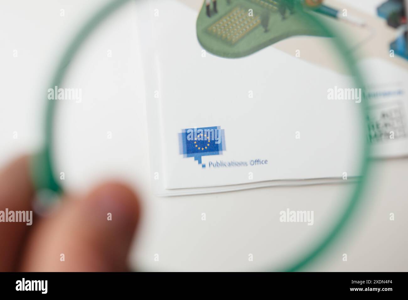 Francfort, Allemagne - 14 janvier 2015 : gros plan d'un document de l'Office des publications de l'UE, vu à la loupe, mettant l'accent sur le détail Banque D'Images