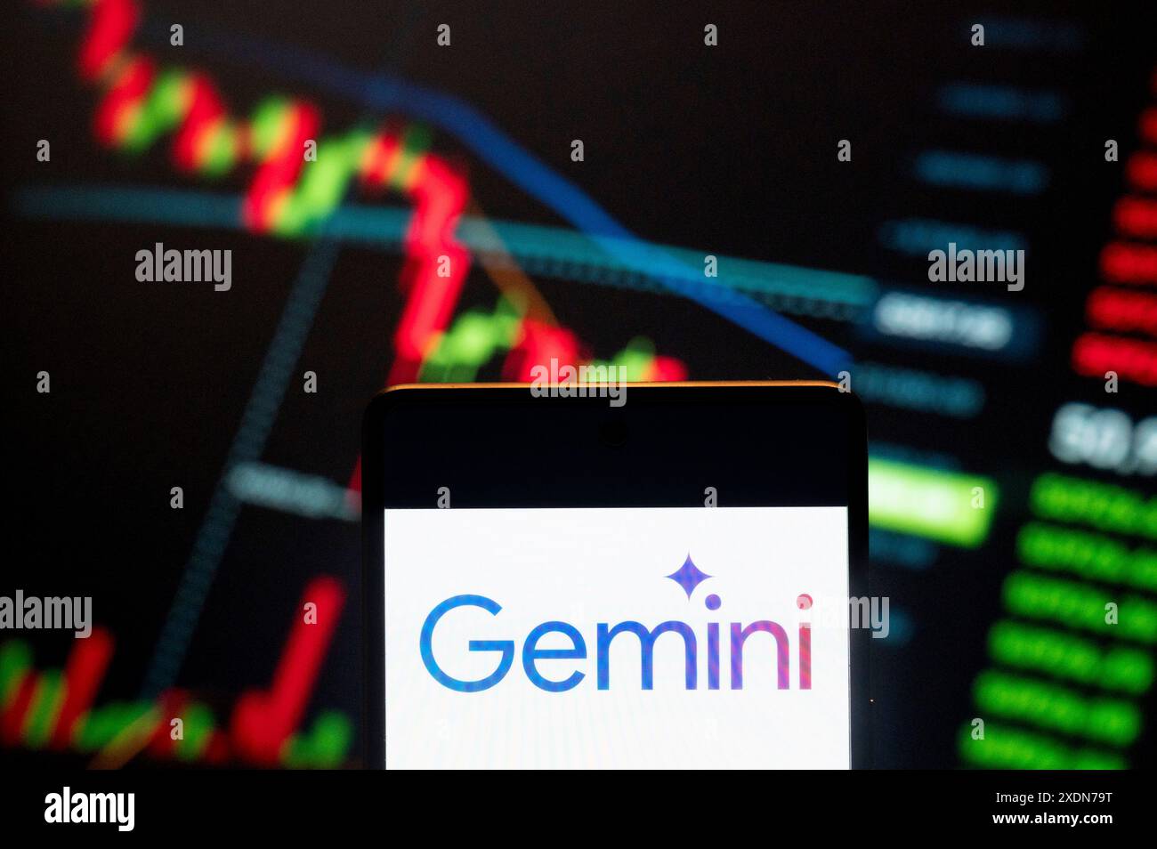 Dans cette illustration photo, le Gemini, anciennement connu sous le nom de Bard, est un chatbot d’intelligence artificielle générative développé par Google (Alphabet), logo visible sur un smartphone avec un graphique d’indice boursier économique en arrière-plan. Banque D'Images