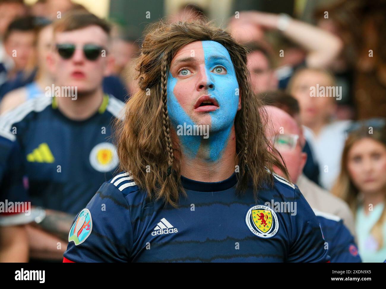 Glasgow, Royaume-Uni. 23 juin 2024. Dans le dernier match du Groupe A, du Championnat d'Europe de l'UEFA (EURO 24), l'Écosse a affronté la Hongrie à Stuttgart. Le score final était Ecosse 0 - 1 Hongrie, avec le but gagnant marqué par K Cosboth en 90 10 minutes. Cela met l'Écosse hors de la compétition et la déception est évidente avec les fans qui ont assisté à la Fan zone à Glasgow, en Écosse, au Royaume-Uni. Crédit : Findlay/Alamy Live News Banque D'Images