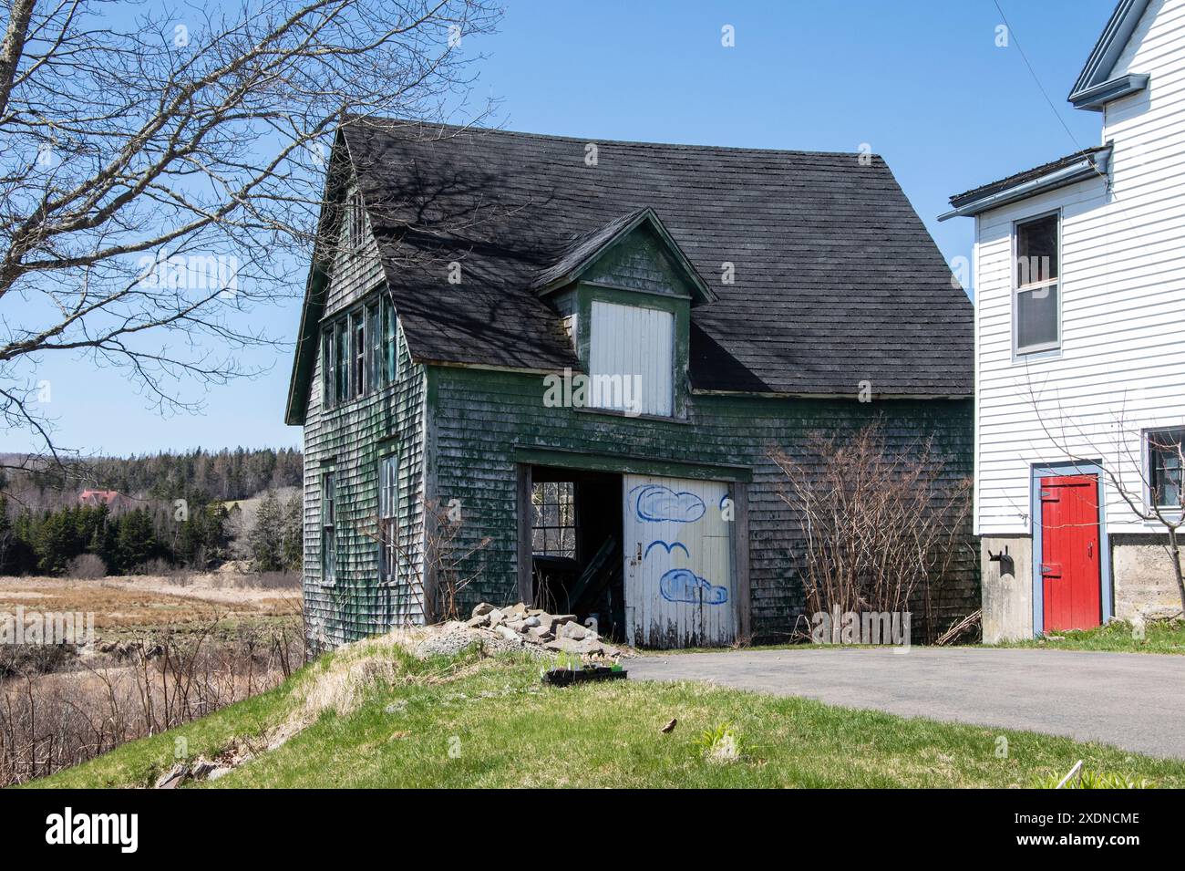 Ancienne grange verte en bois sur la rue King à Riverside-Albert, Nouveau-Brunswick, Canada Banque D'Images