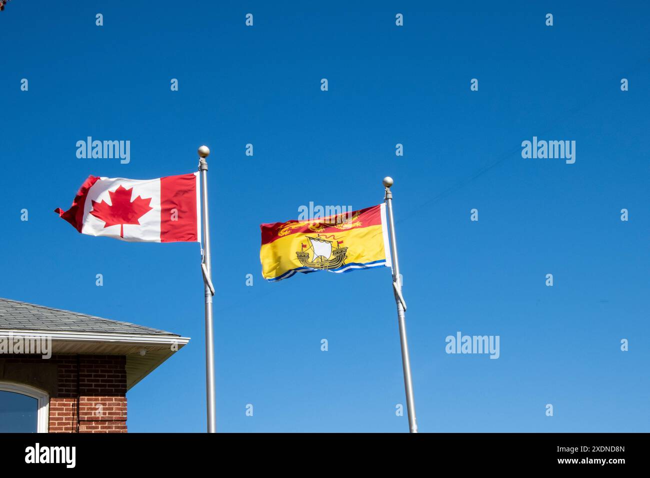 Drapeaux canadiens et provinciaux flottant à Hillsborough, Nouveau-Brunswick, Canada Banque D'Images