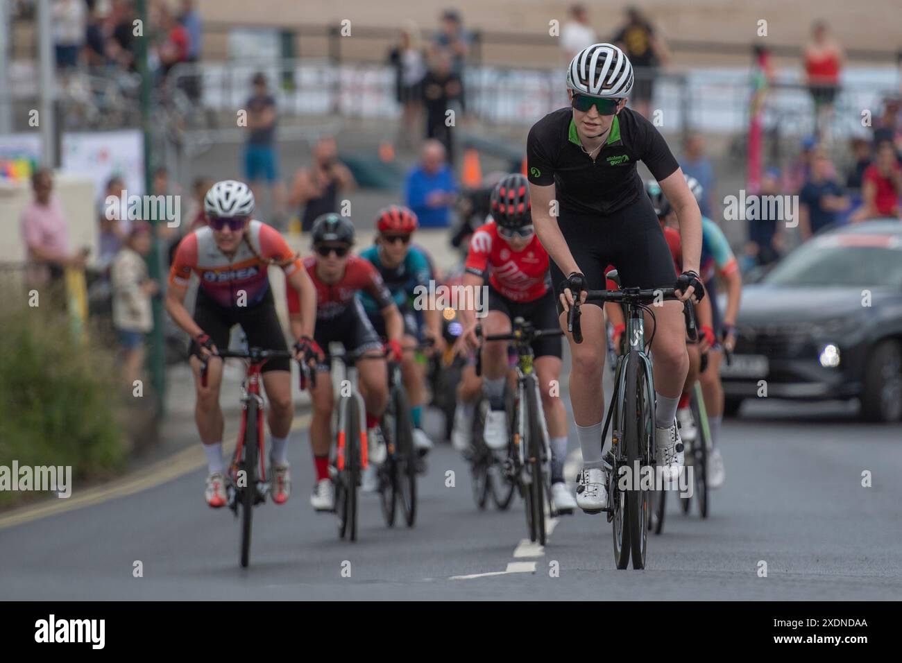 Les coureuses féminines dirigent la Saltburn Bank lors des Championnats nationaux britanniques de cyclisme sur route à Saltburn by the Sea, Cleveland, Angleterre, le dimanche 23 juin 2024. (Photo : Trevor Wilkinson | mi News) crédit : MI News & Sport /Alamy Live News Banque D'Images