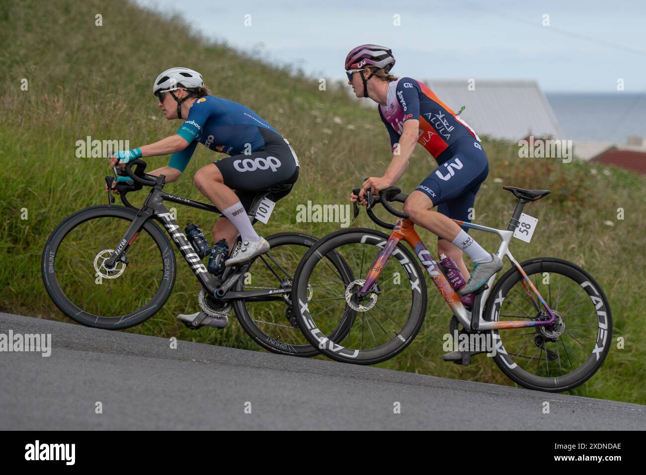 Monica Greenwood de Team Coop-Hitec Products (avant) Emma Jeffers de Liv Alula Jayco (au milieu) lors des Championnats nationaux britanniques de cyclisme sur route à Saltburn by the Sea, Cleveland, Angleterre le dimanche 23 juin 2024. (Photo : Trevor Wilkinson | mi News) crédit : MI News & Sport /Alamy Live News Banque D'Images