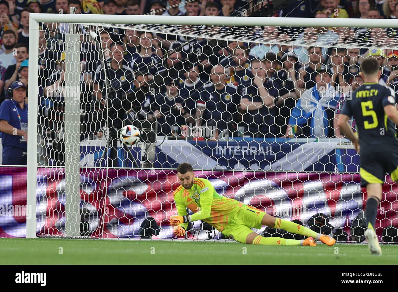 Stuttgart, Allemagne. 23 juin 2024. Angus Gunn (Ecosse) lors du match UEFA Euro Allemagne 2024 entre Ecosse 0-1 Hongrie à Stuttgart Arena le 23 juin 2024 à Stuttgart, Allemagne. Crédit : Maurizio Borsari/AFLO/Alamy Live News crédit : Aflo Co. Ltd./Alamy Live News Banque D'Images