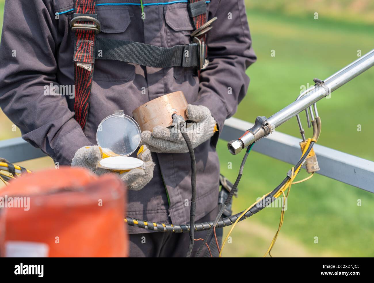 Agent de l'environnement installer le filtre dans le tuyau d'échantillonnage pour l'échantillonnage de l'air dans la cheminée de la chaudière, surveillance de l'environnement. Banque D'Images