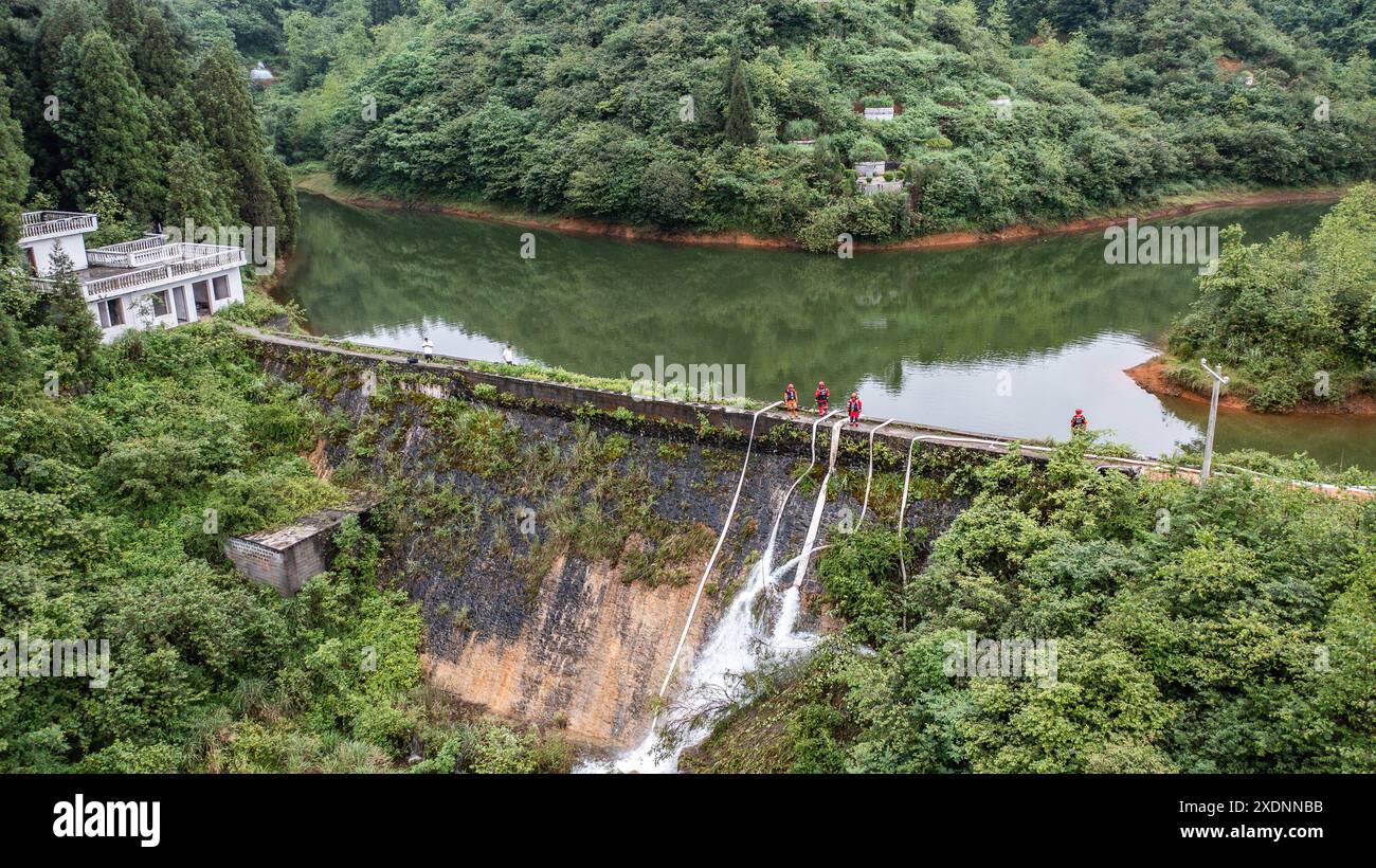Pékin, Chine. 23 juin 2024. Une photo prise par un drone aérien le 23 juin 2024 montre des sauveteurs déchargeant de l'eau d'une zone de pontage dans le comté de Zhijin dans la ville de Bijie, dans la province du Guizhou au sud-ouest de la Chine. De fortes pluies récentes ont créé des zones de pontage dans le comté de Zhijin, dans la ville de Bijie, et les sauveteurs locaux ont effectué des missions pour décharger l'excès d'eau afin d'éliminer les risques potentiels. Crédit : Tao Liang/Xinhua/Alamy Live News Banque D'Images