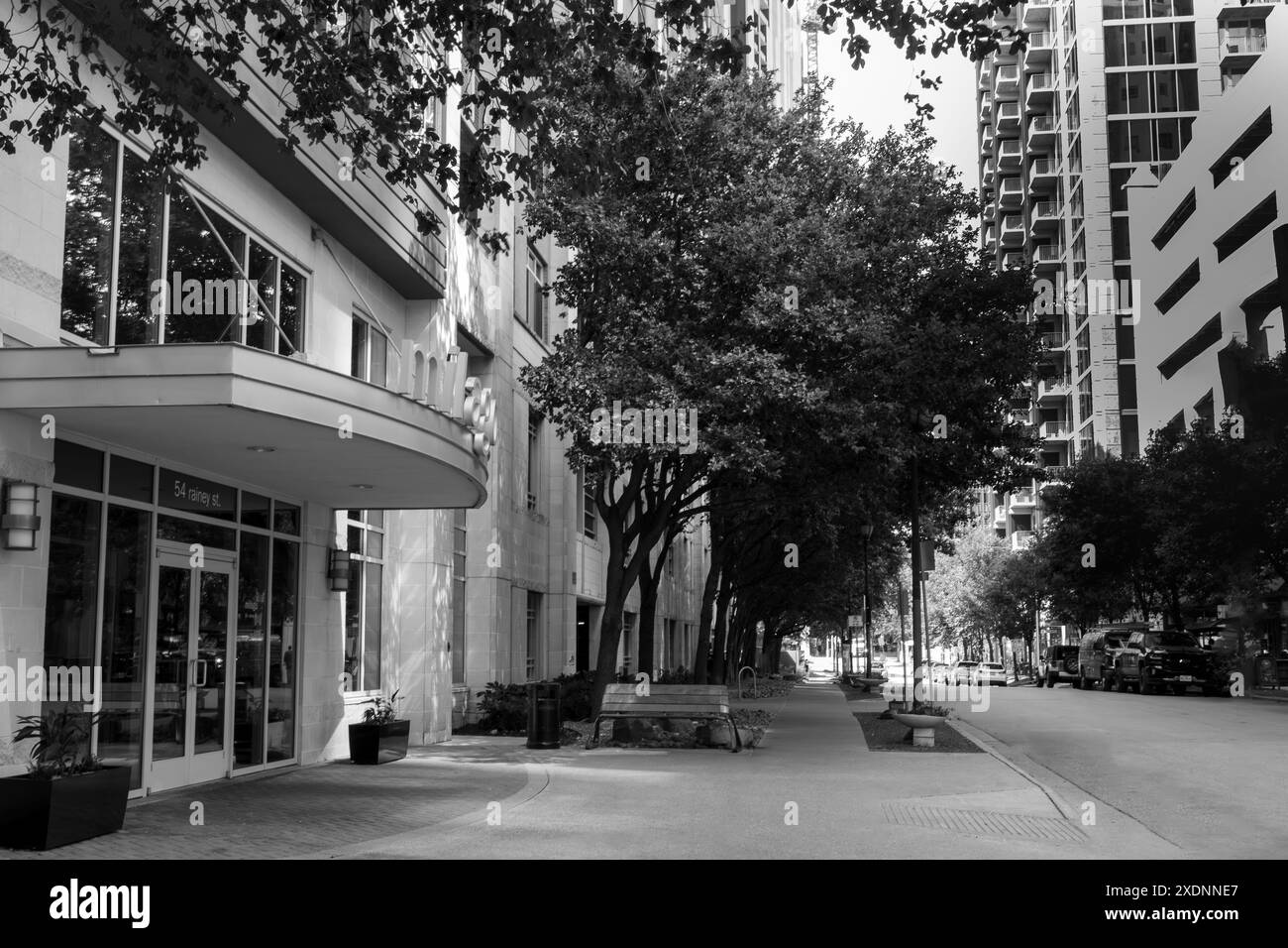 Rainey Street à Austin, Texas, avec cette superbe photographie en noir et blanc. L'image capture une vue sereine de la rue mettant en vedette des bâtiments modernes. Banque D'Images