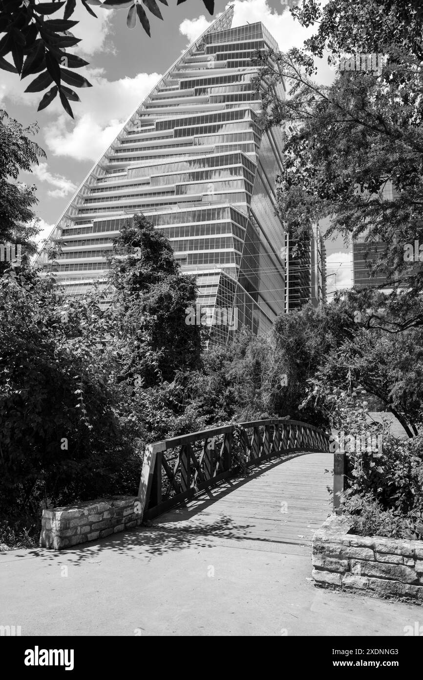 Cette photographie en noir et blanc représente un bâtiment moderne, en forme de voile, incurvé situé à Austin, au Texas. Banque D'Images