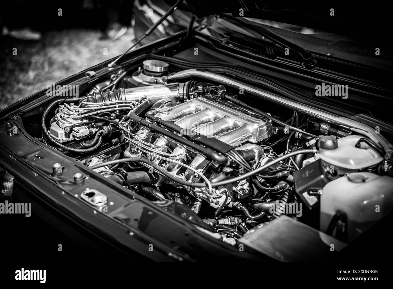 Compartiment moteur automobile Banque d'images noir et blanc - Alamy