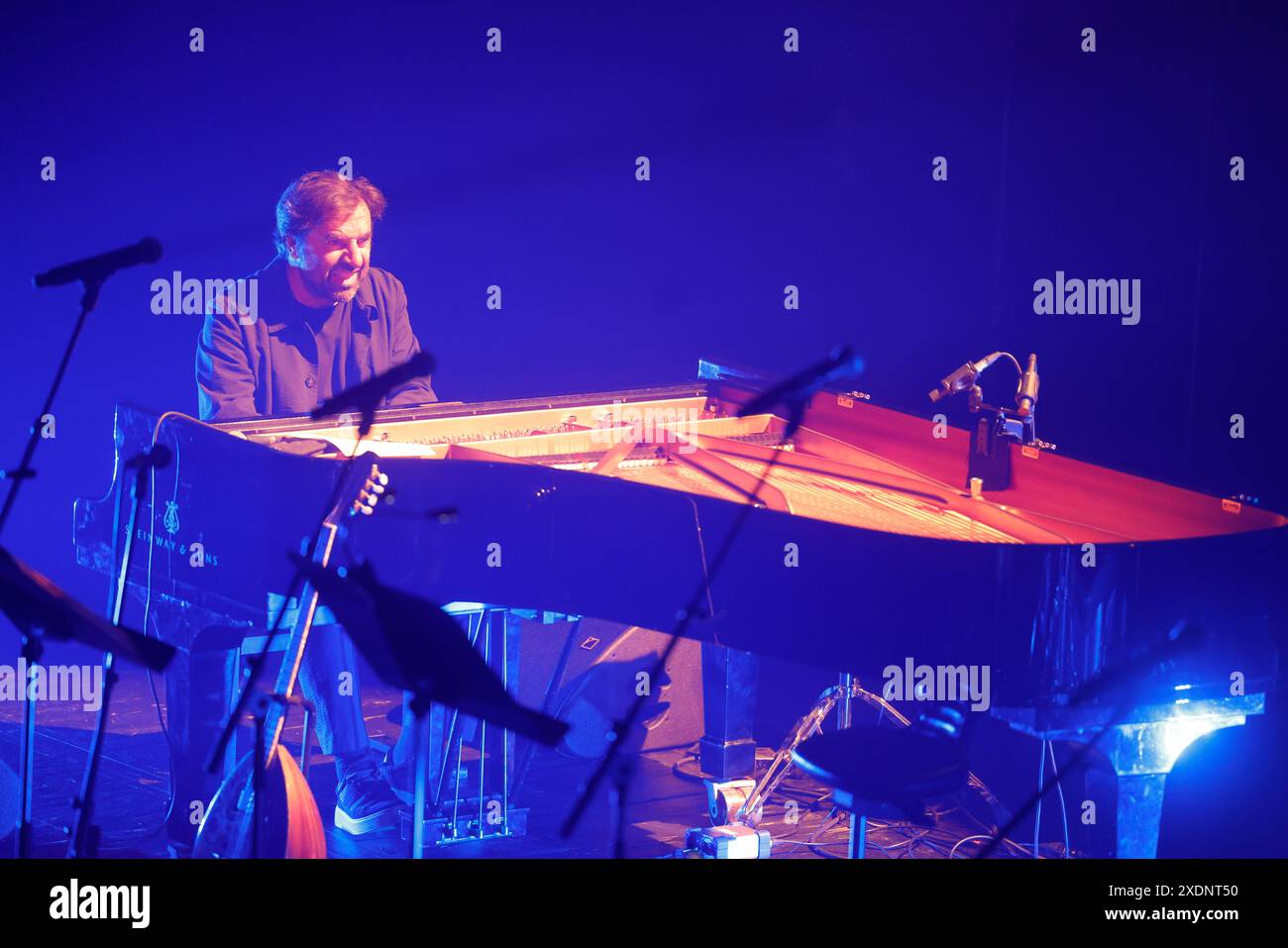 Limoges, France. 22 juin 2024. L'auteur-compositeur et pianiste André Manoukian présente son nouveau spectacle musical "un Ange à la fenêtre de l'Orient" avec la chanteuse franco-grecque Dafné Kritharas à l'Opéra de Limoges. Œuvre originale composée pour piano, voix et chœur. Limoges, Limousin, France, Europe. Crédit : photo de HM images/Alamy Live News. Banque D'Images