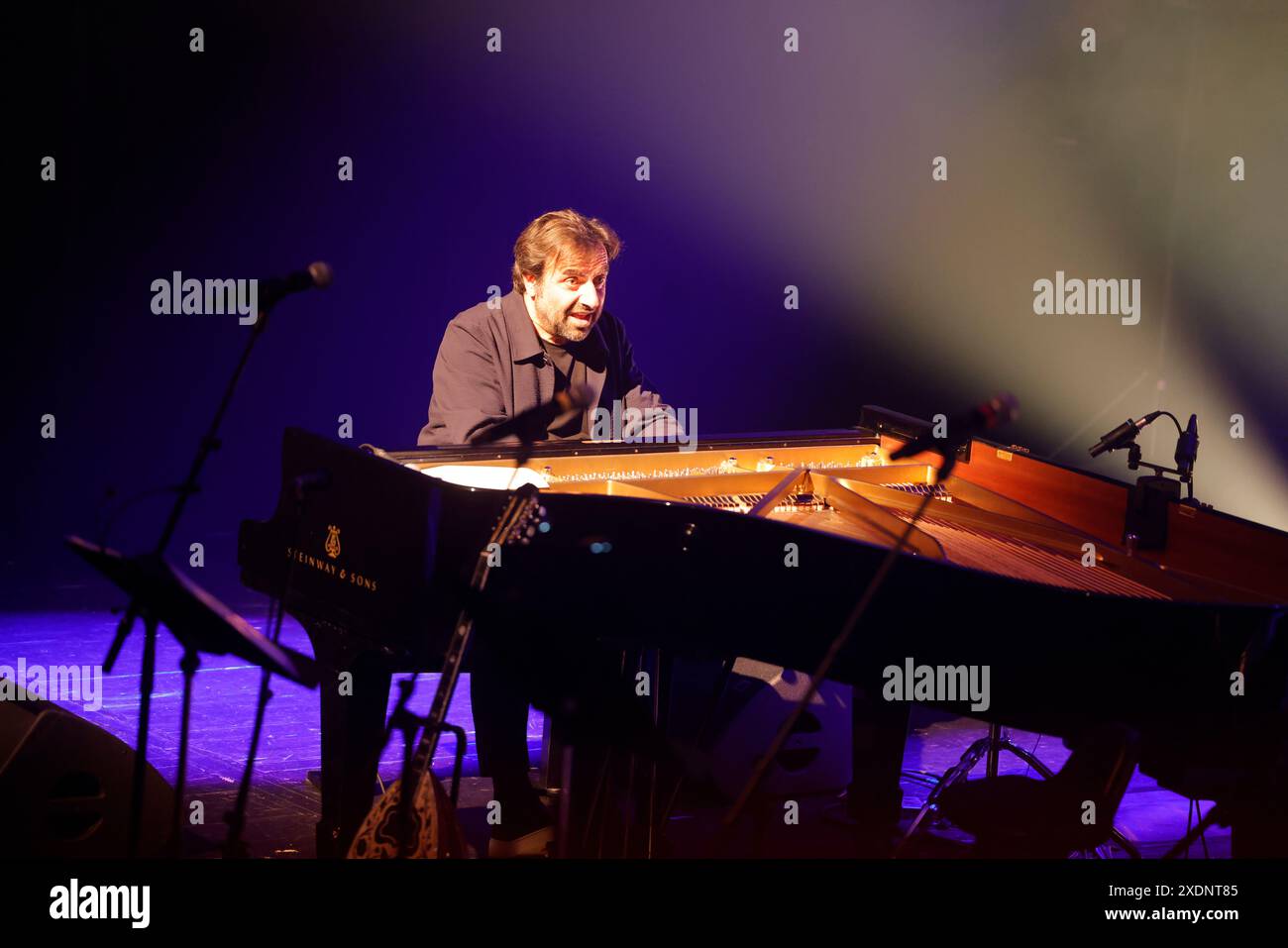 Limoges, France. 22 juin 2024. L'auteur-compositeur et pianiste André Manoukian présente son nouveau spectacle musical "un Ange à la fenêtre de l'Orient" avec la chanteuse franco-grecque Dafné Kritharas à l'Opéra de Limoges. Œuvre originale composée pour piano, voix et chœur. Limoges, Limousin, France, Europe. Crédit : photo de HM images/Alamy Live News. Banque D'Images