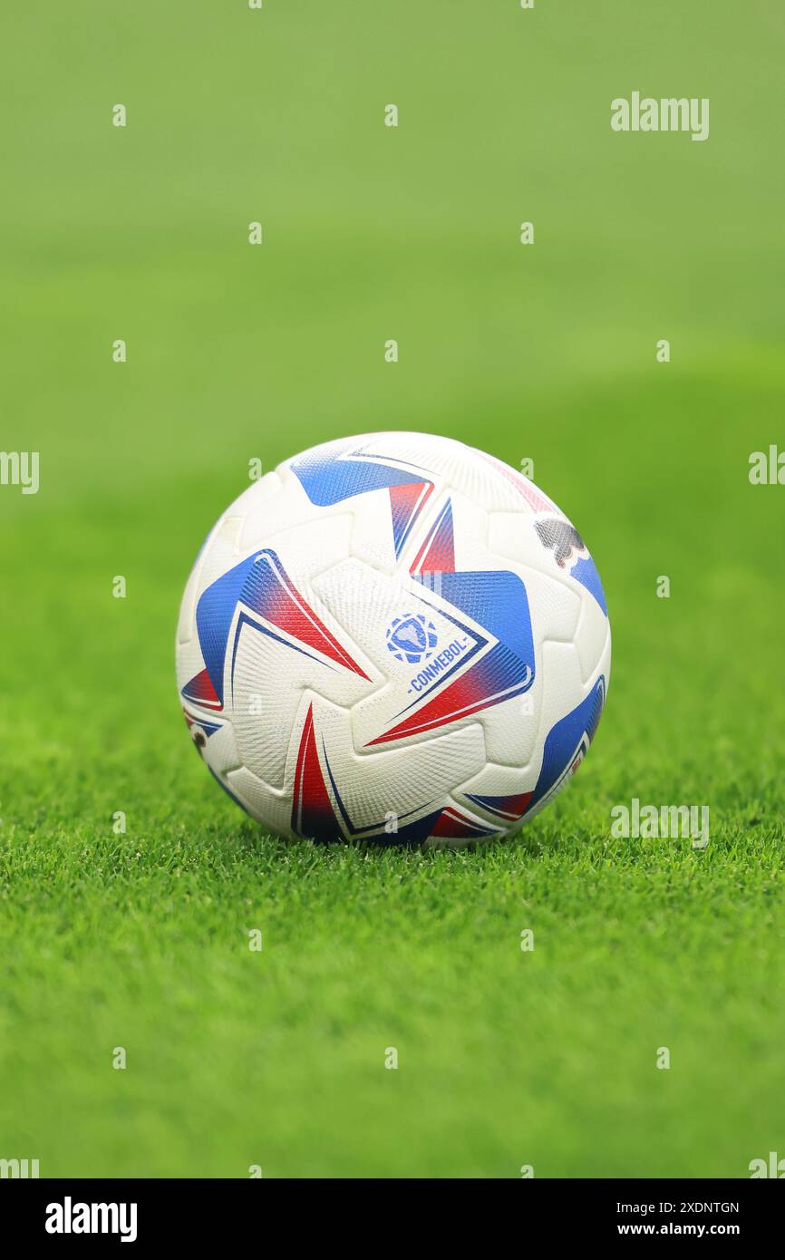 ARLINGTON, TX - 23 JUIN : ballon officiel du match entre les États-Unis et la Bolivie dans le cadre du groupe C de CONMEBOL Copa America 2024 au AT&T Stadium le 23 juin 2024 à Arlington, États-Unis. (Photo Alejandro Salazar/PxImages) Banque D'Images