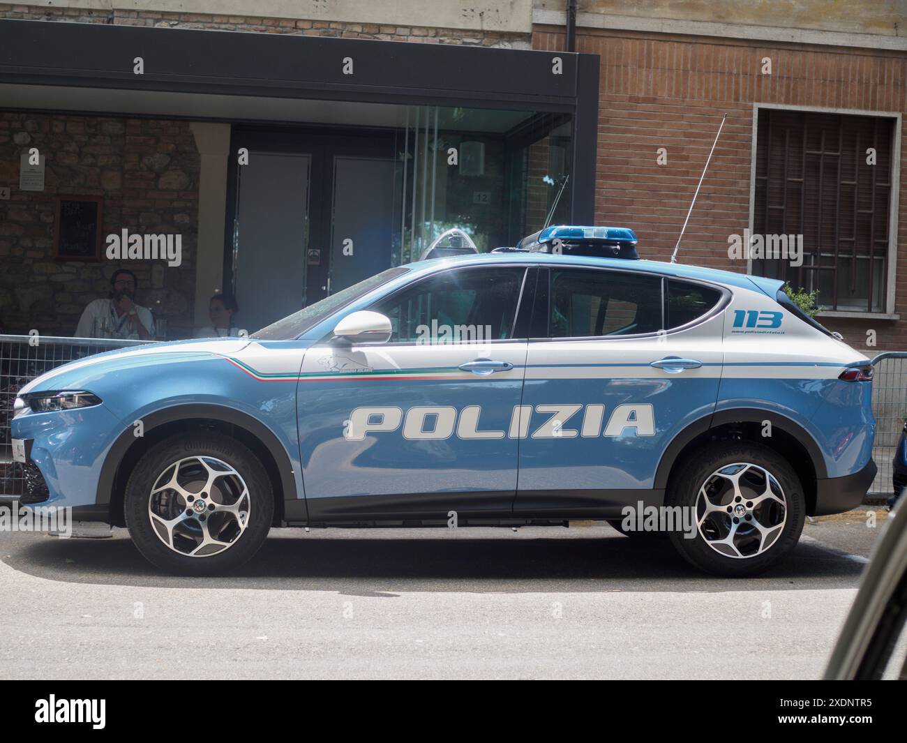 Castellarquato, Italie - 22 juin 2024 Rallye drapeau d'argent , Alta Romeo voiture de police italienne est garée dans la rue avec ses lumières éteintes sur une journée ensoleillée Banque D'Images