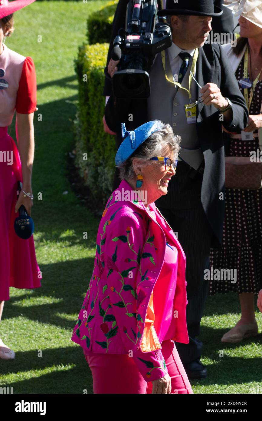 Ascot, Royaume-Uni. 22 juin 2024. La grande juge britannique Bake Off, Dame Prue Leith DBE, fait la présentation des gagnants pour les Wokingham Stakes. Horse Unegal Love monté par le jockey Tom Marquand a remporté les Wokingham Stakes (Heritage handicap) à l'hippodrome d'Ascot dans le Berkshire le cinquième jour de Royal Ascot. Propriétaire Cheveley Park Stud Entraîneur William Haggas, Newmarket. Crédit : Maureen McLean/Alamy Banque D'Images