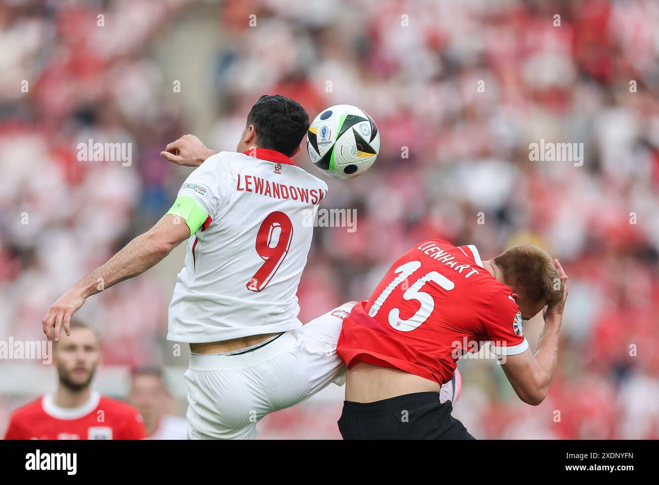 Berlin, Allemagne. 21 juin 2024. Robert Lewandowski de Pologne (G) et Philipp Lienhart d'Autriche (d) en action lors du match de l'UEFA EURO 2024 opposant la Pologne et l'Autriche à l'Olympiastadion. Score final : Pologne 1:3 Autriche. Crédit : SOPA images Limited/Alamy Live News Banque D'Images